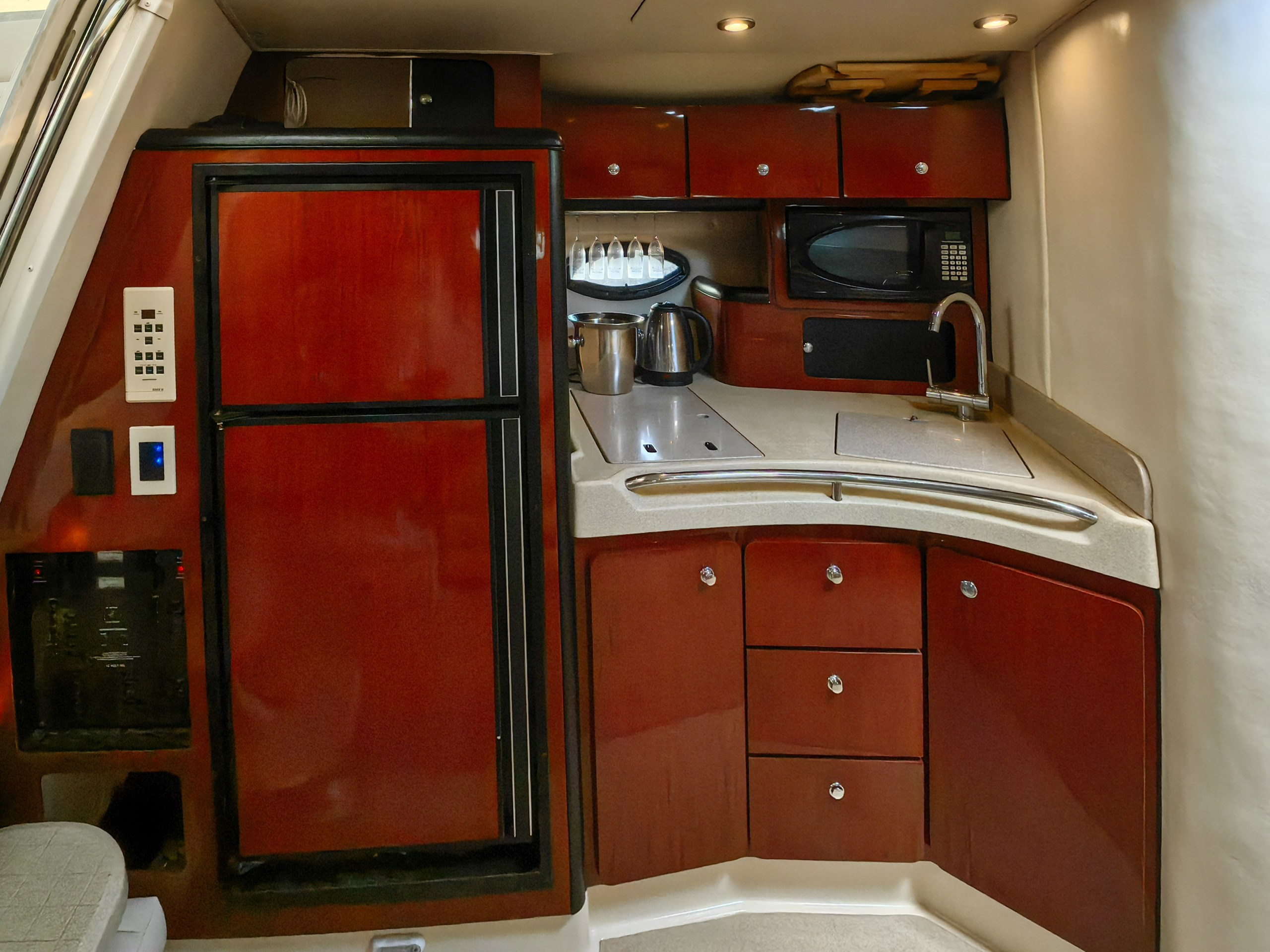 Катер Киви Аренда Яхты в Сочи Яхтанаморе YACHTNAMORE YACHTANAMORE