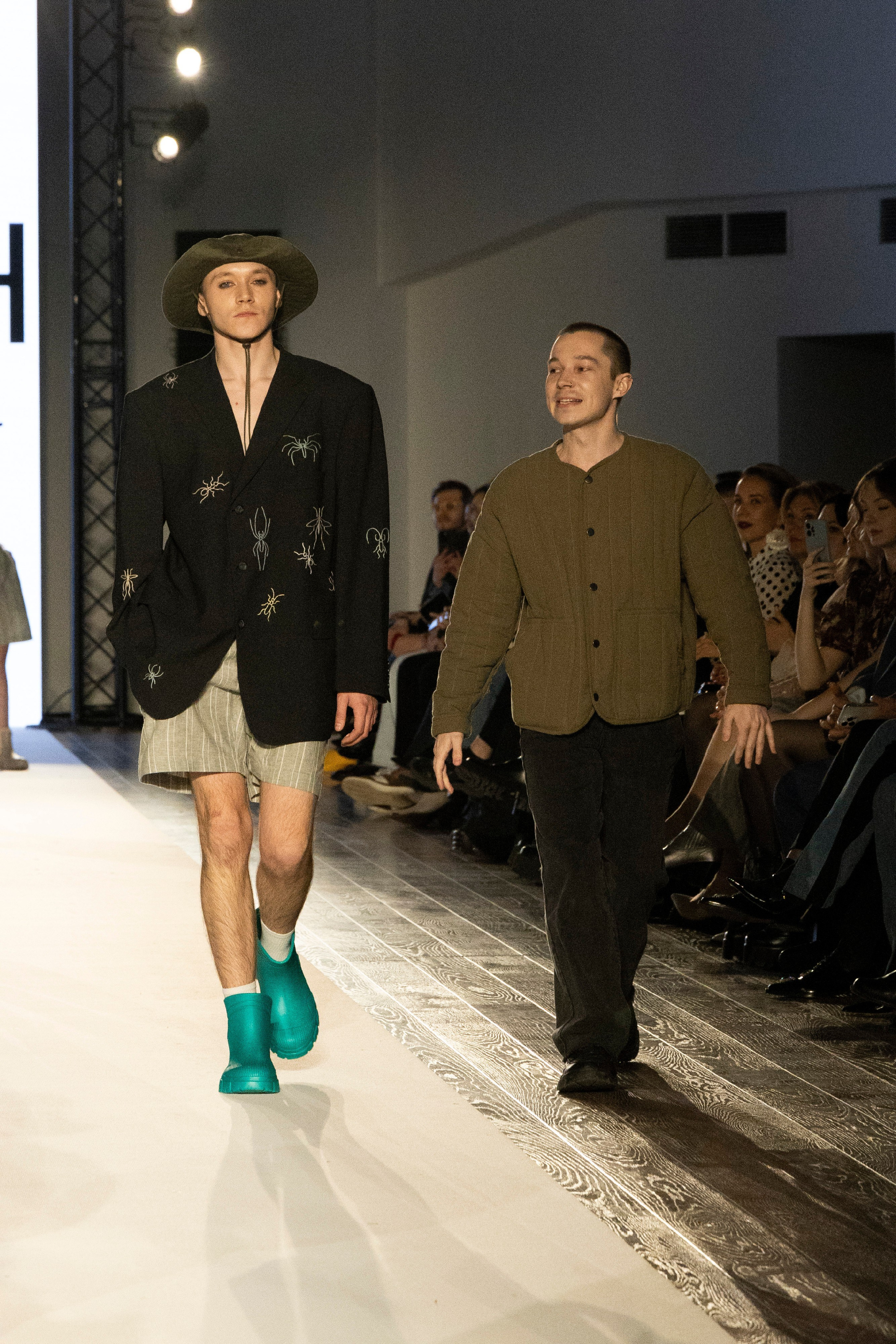 ДЛТ Собака.ru показ победителей конкурса «Новые имена в моде 2025». FOTOFAQ SKOOL г. Санкт-Петербург: очные, дистанционные и онлайн курсы фотографии