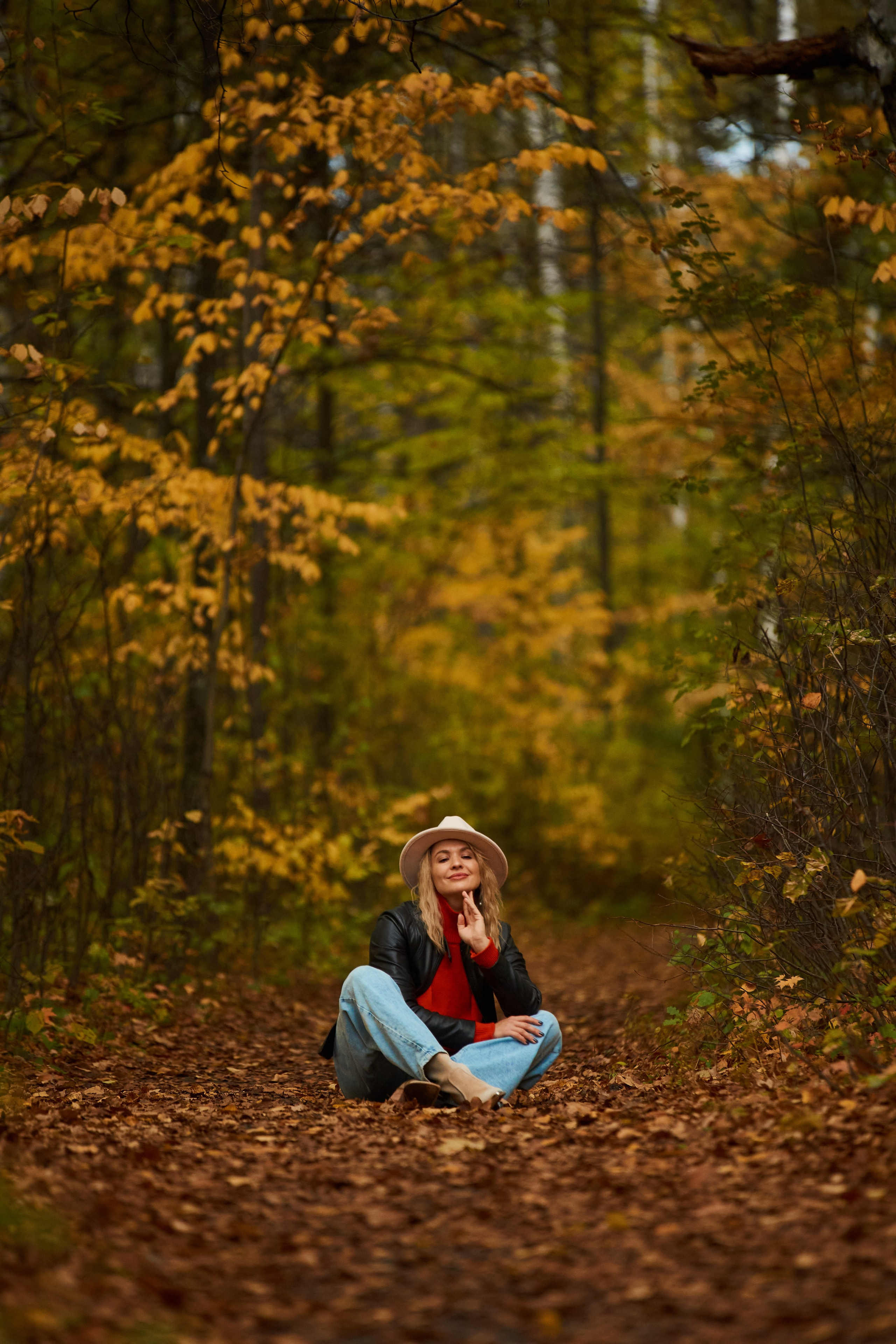 Красивая осенняя фотосессия для девушки в дендропарке Новосибирска. Репортажный и женский фотограф в Новосибирске