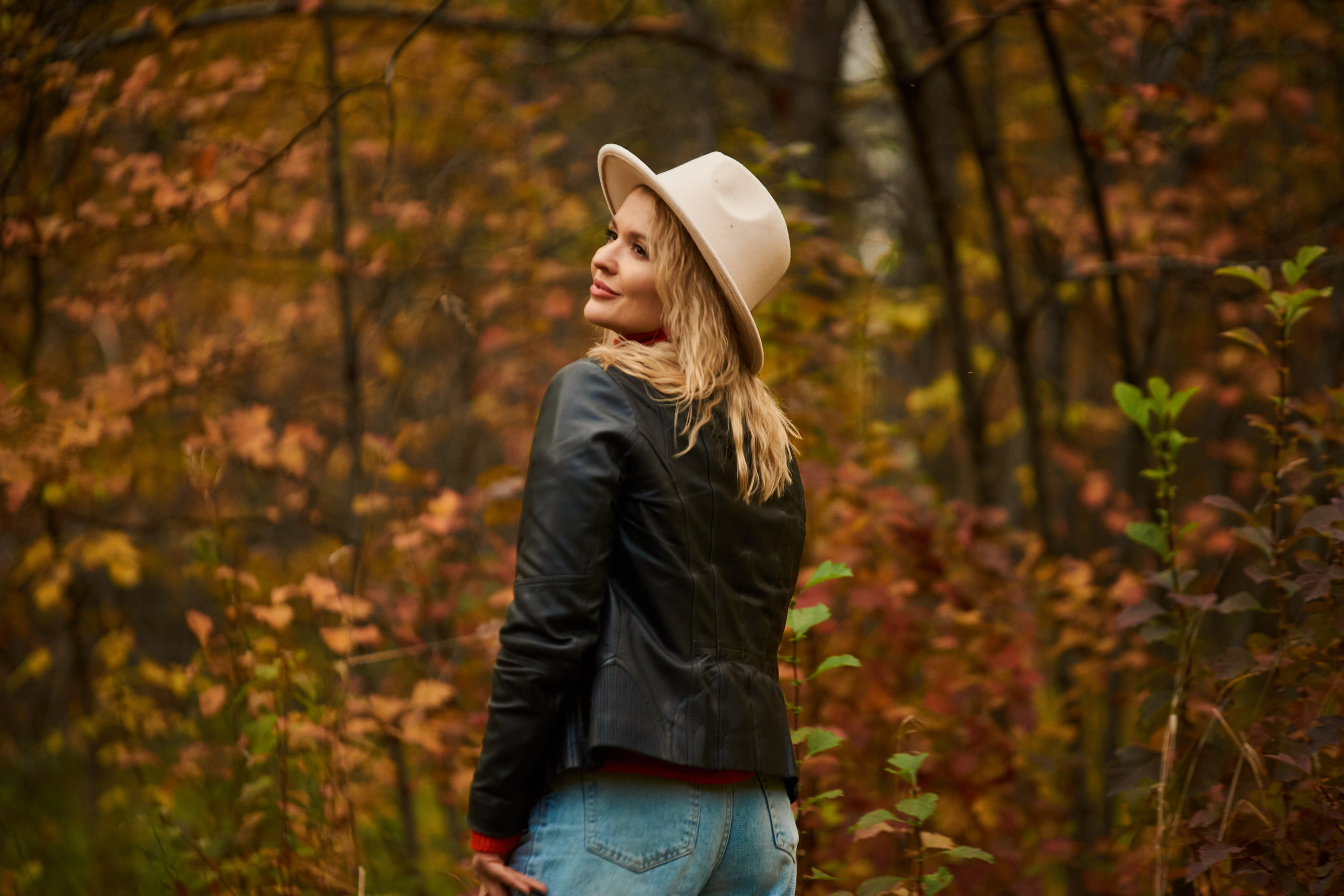 Красивая осенняя фотосессия для девушки в дендропарке Новосибирска. Репортажный и женский фотограф в Новосибирске