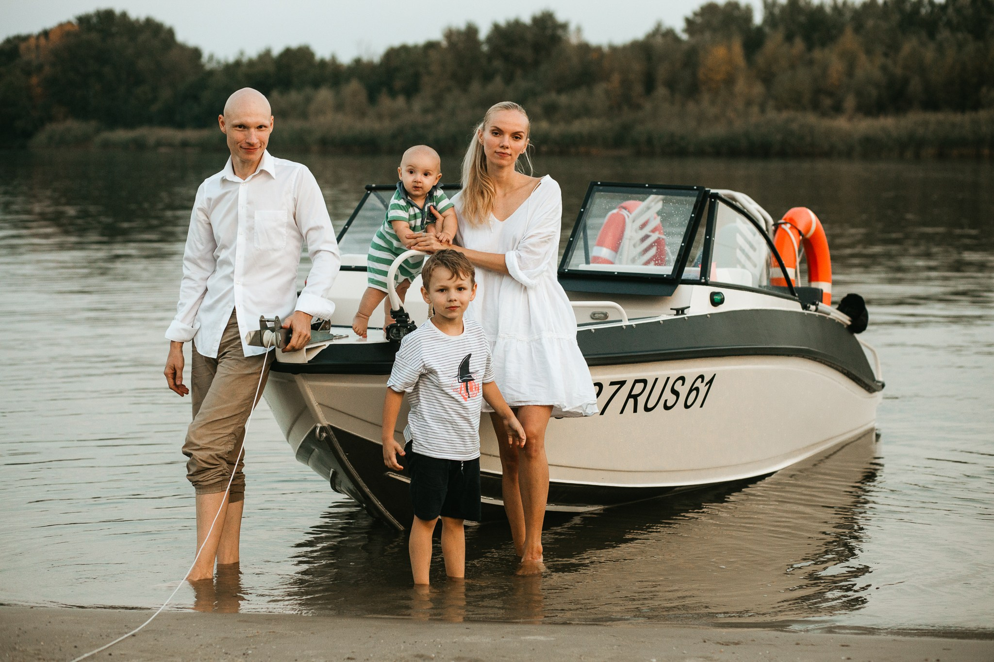 Семейная фотосессия династии Бегма: Съемка у катера на Дону. Семейный и свадебный фотограф Ростове-на-Дону