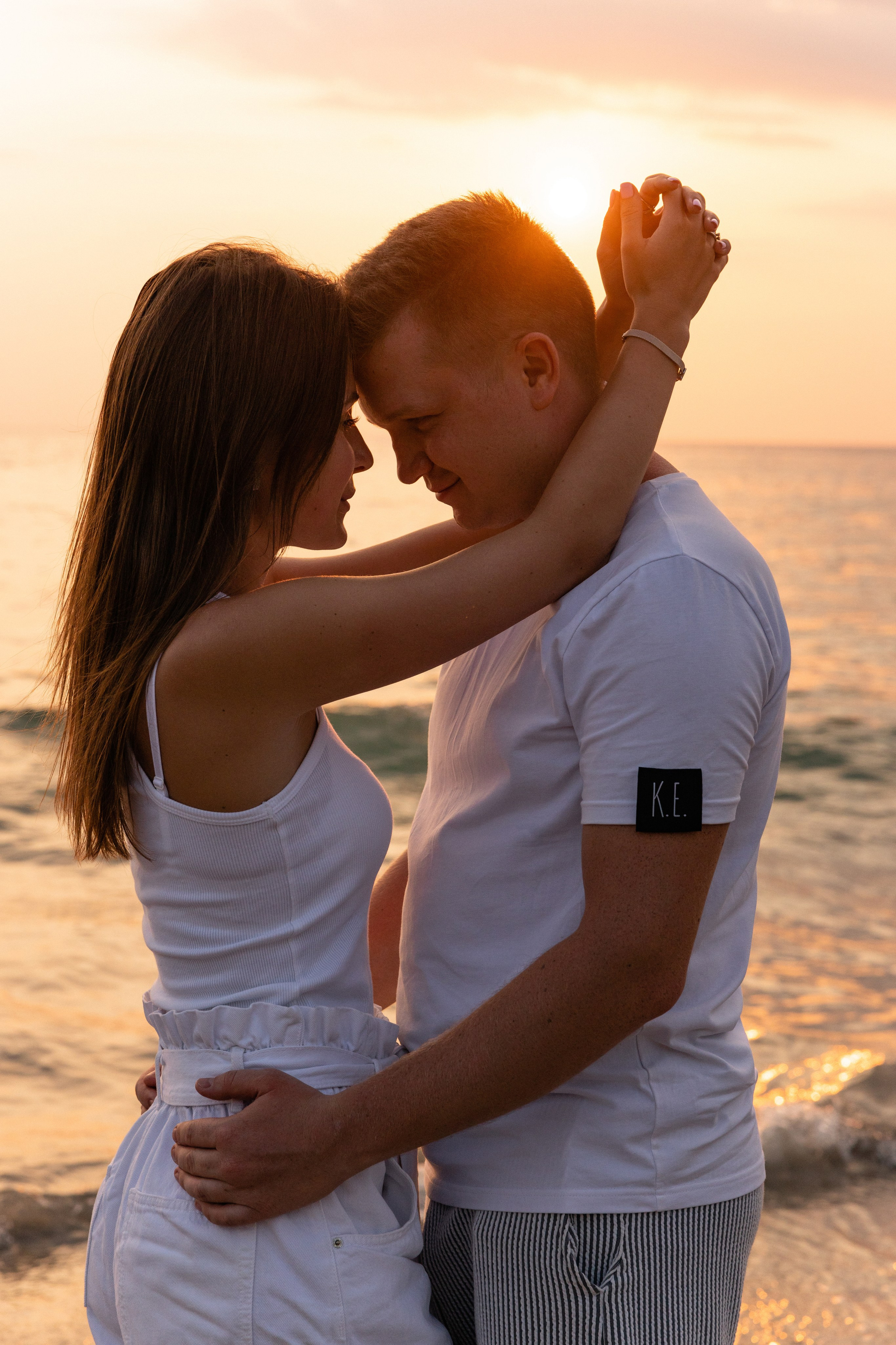 Love Story на Пхукете: фотосессия для пары на пляже Карон. Фотограф на Пхукете в Таиланде