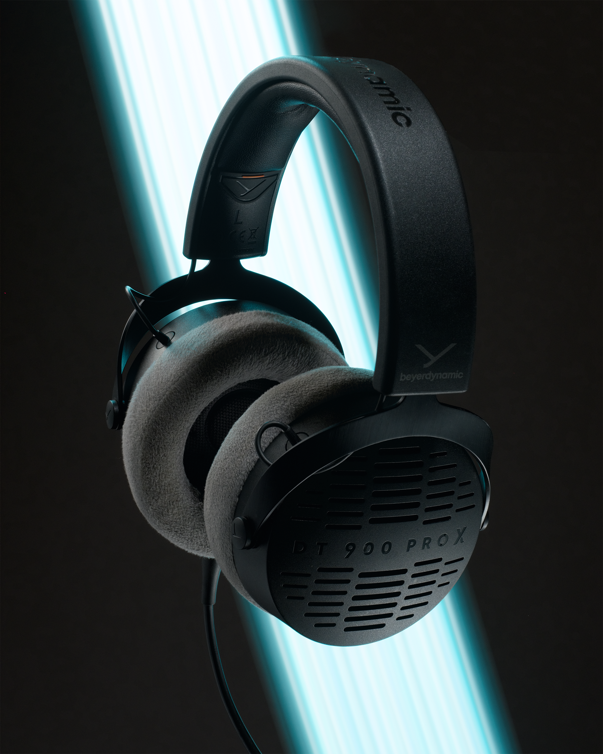 Профессиональная рекламная съемка наушников Beyerdynamic DT 900 PRO X | Имиджевая предметная фотография аудиотехники с динамичной неоновой подсветкой для рекламы, маркетплейсов и каталогов