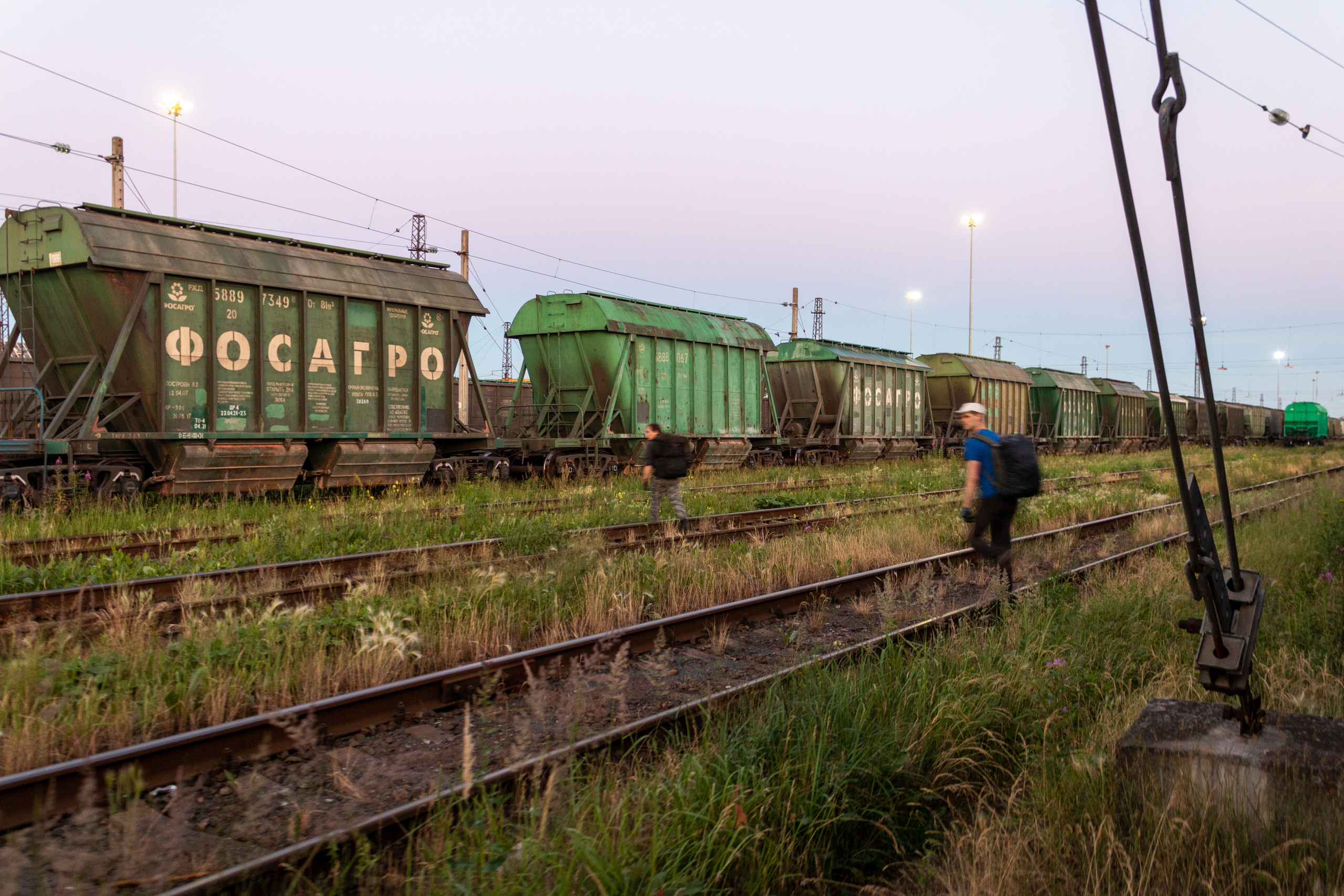 Danya and Roma crossing the ways to board the train heading to Petrozavodsk.