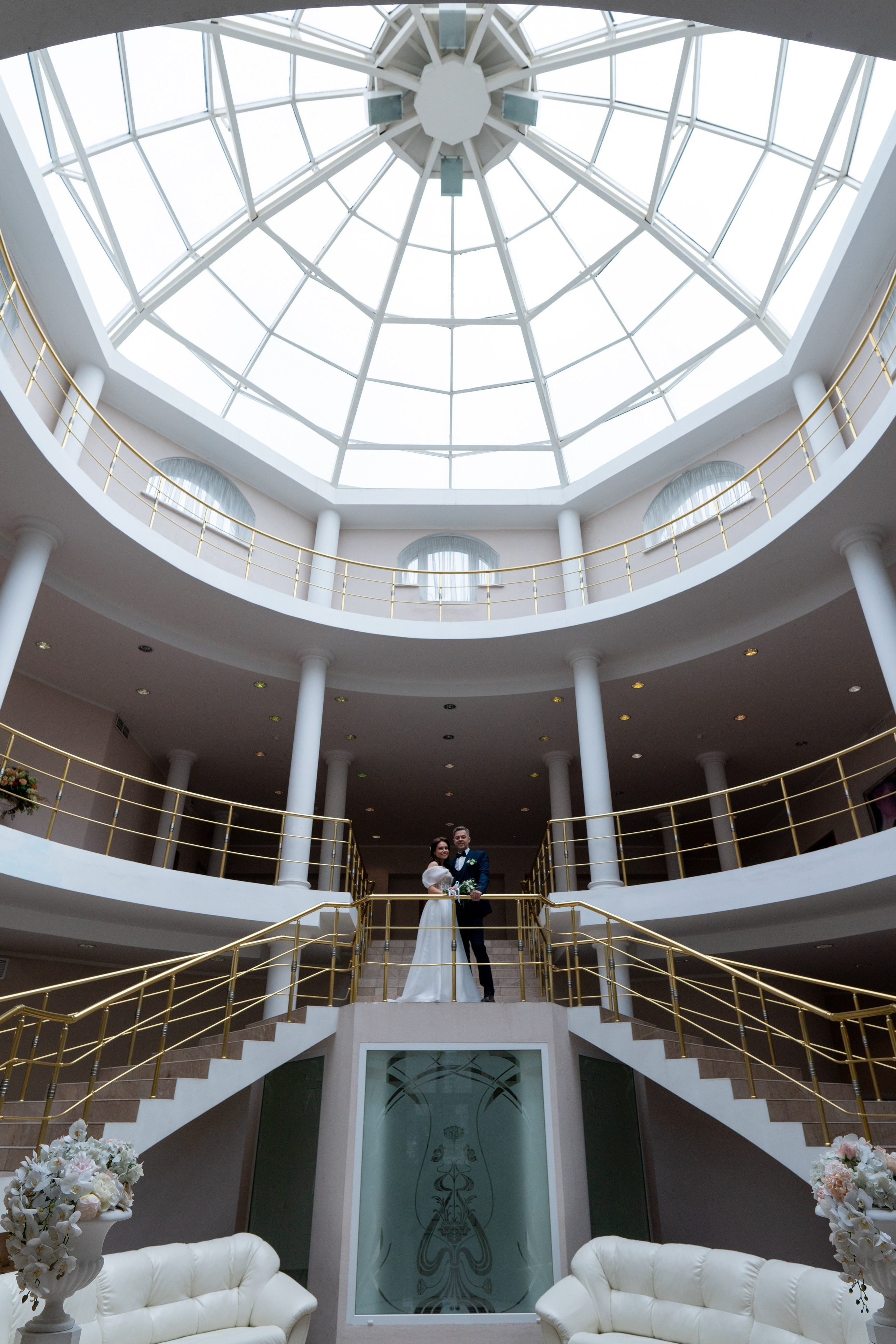 В загсе приморского района санкт-петербурга фото молодожен под куполом