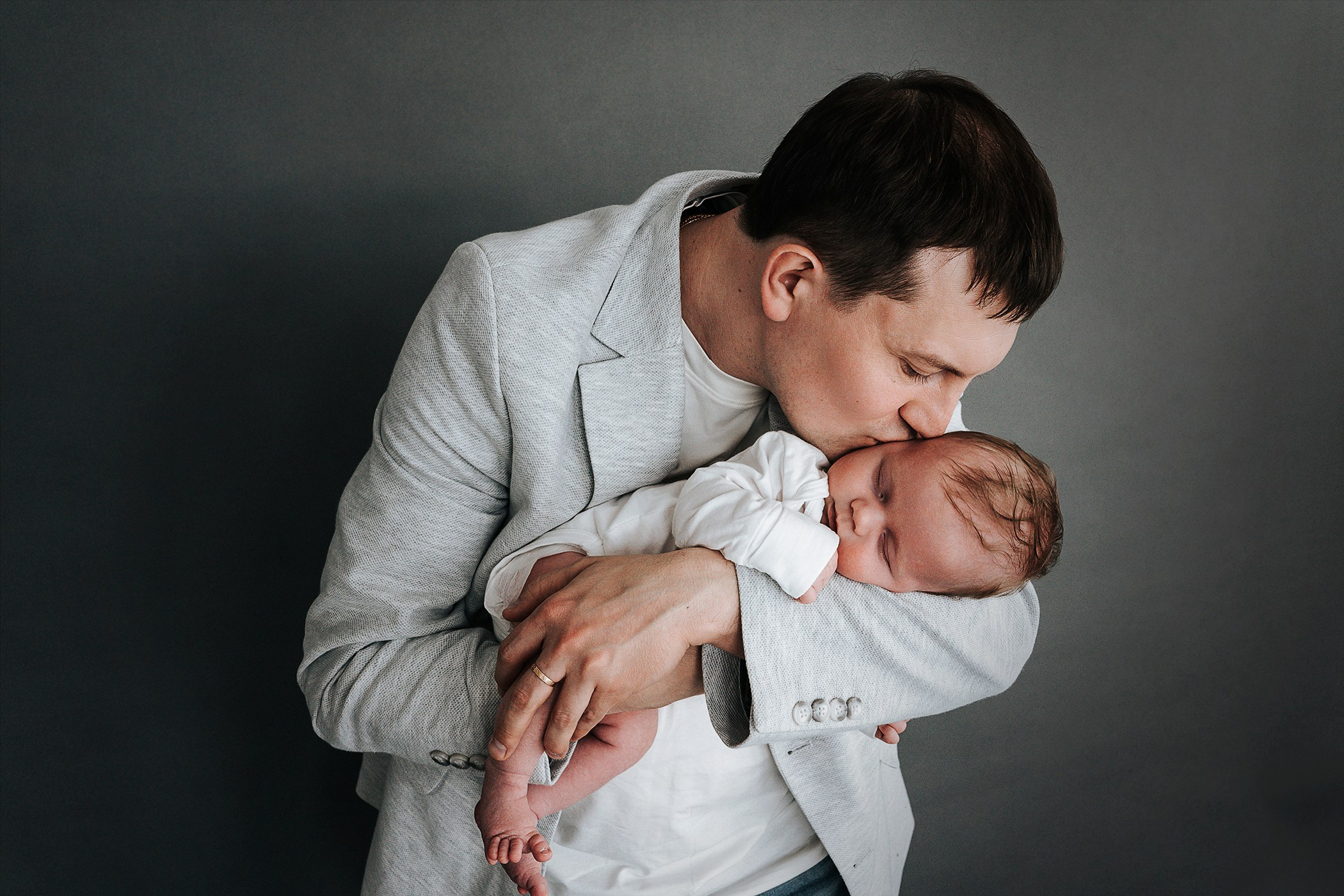 Семейная лайфстайл-фотосессия в студии. Фотограф на роды Москва. Фотограф новорожденных Москва