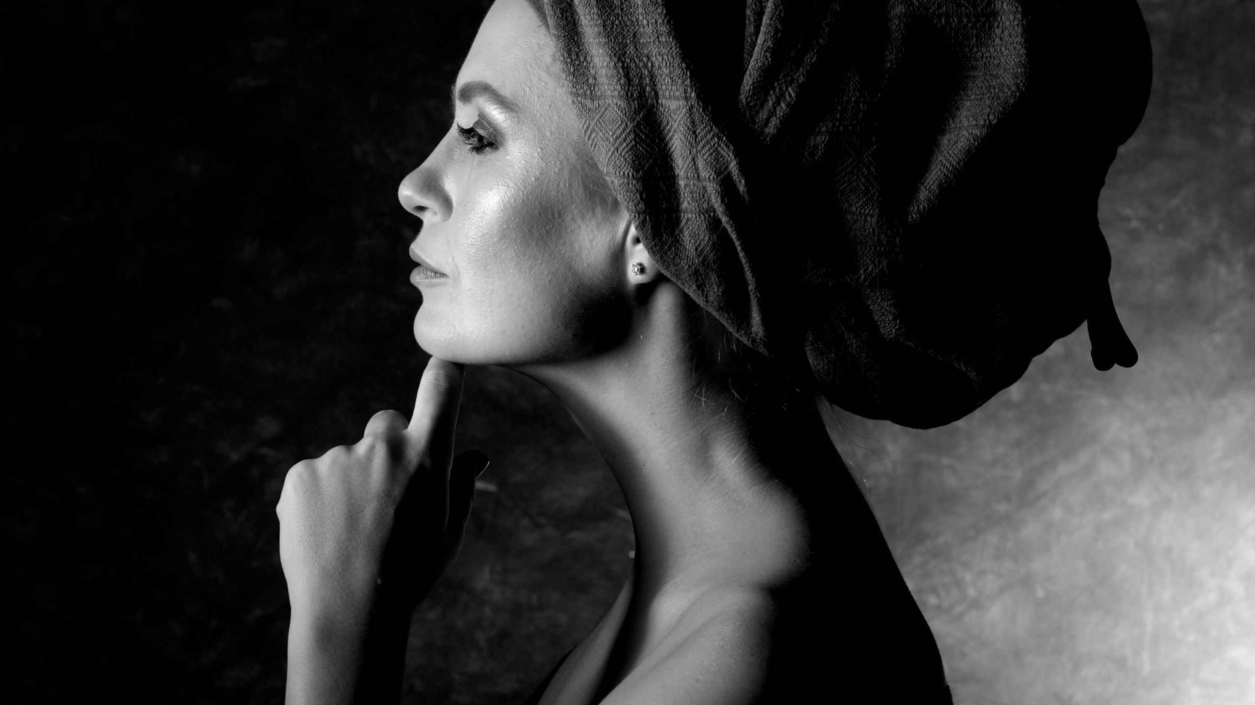 Эмоциональный и творческий портрет: женский профиль в тюрбане, художественная фотосессия в студии, фотограф для бьюти-брендов, контента и личного портфолио.