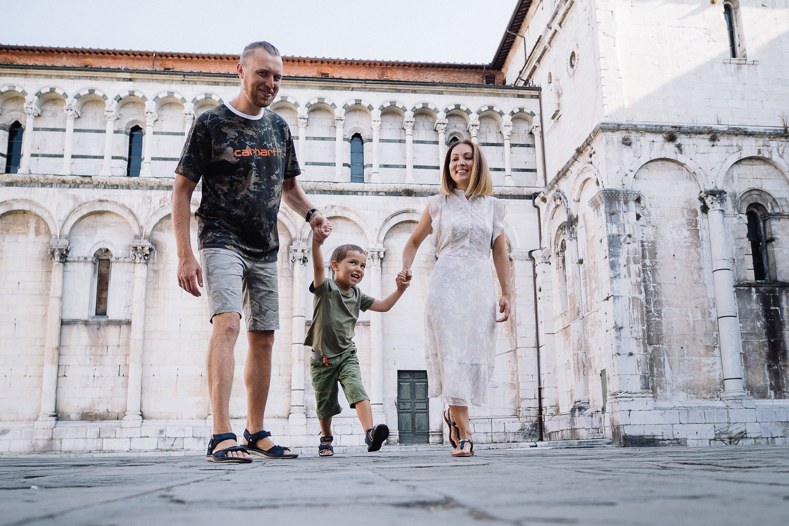 Misha and Gulya with kids. Family Lifestyle Photographer in Lucca, Italia