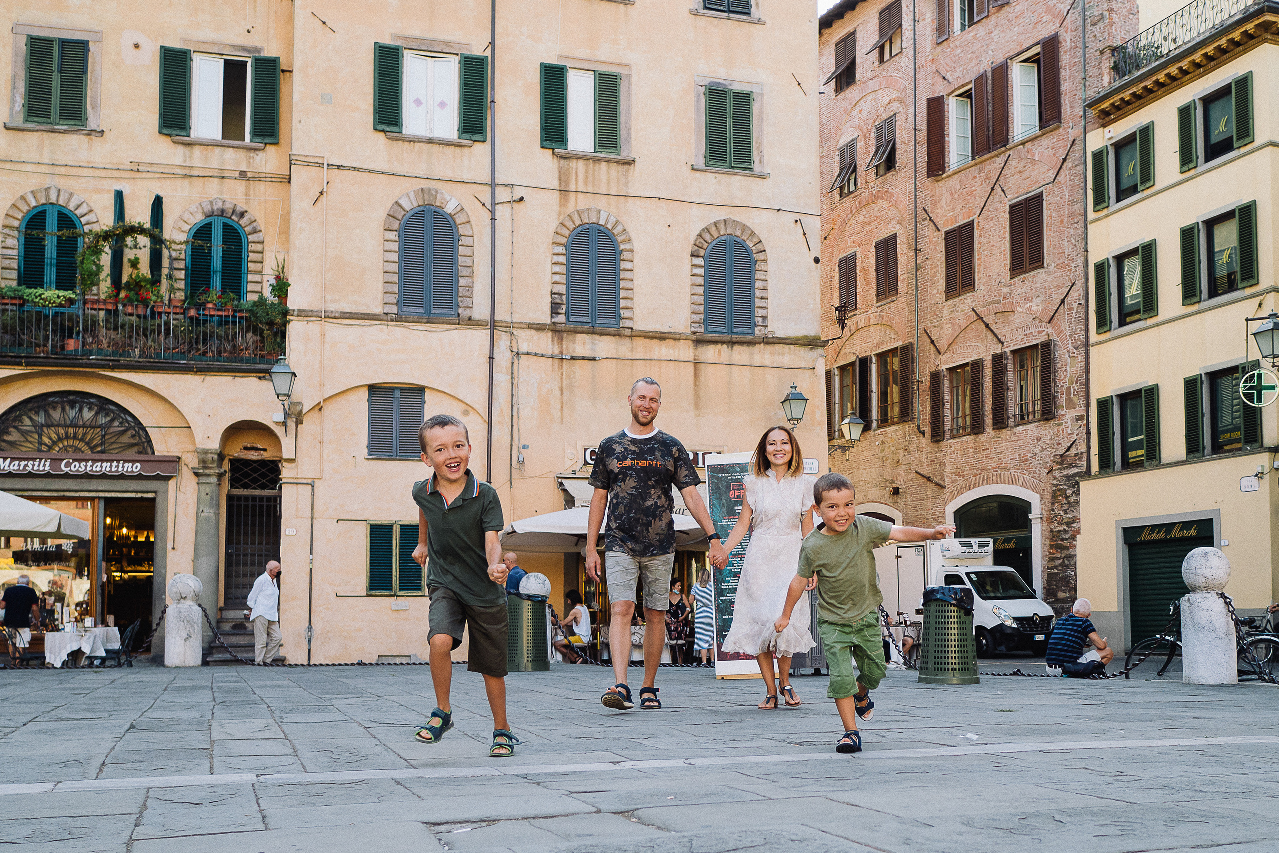 Misha and Gulya with kids. Family Lifestyle Photographer in Lucca, Italia