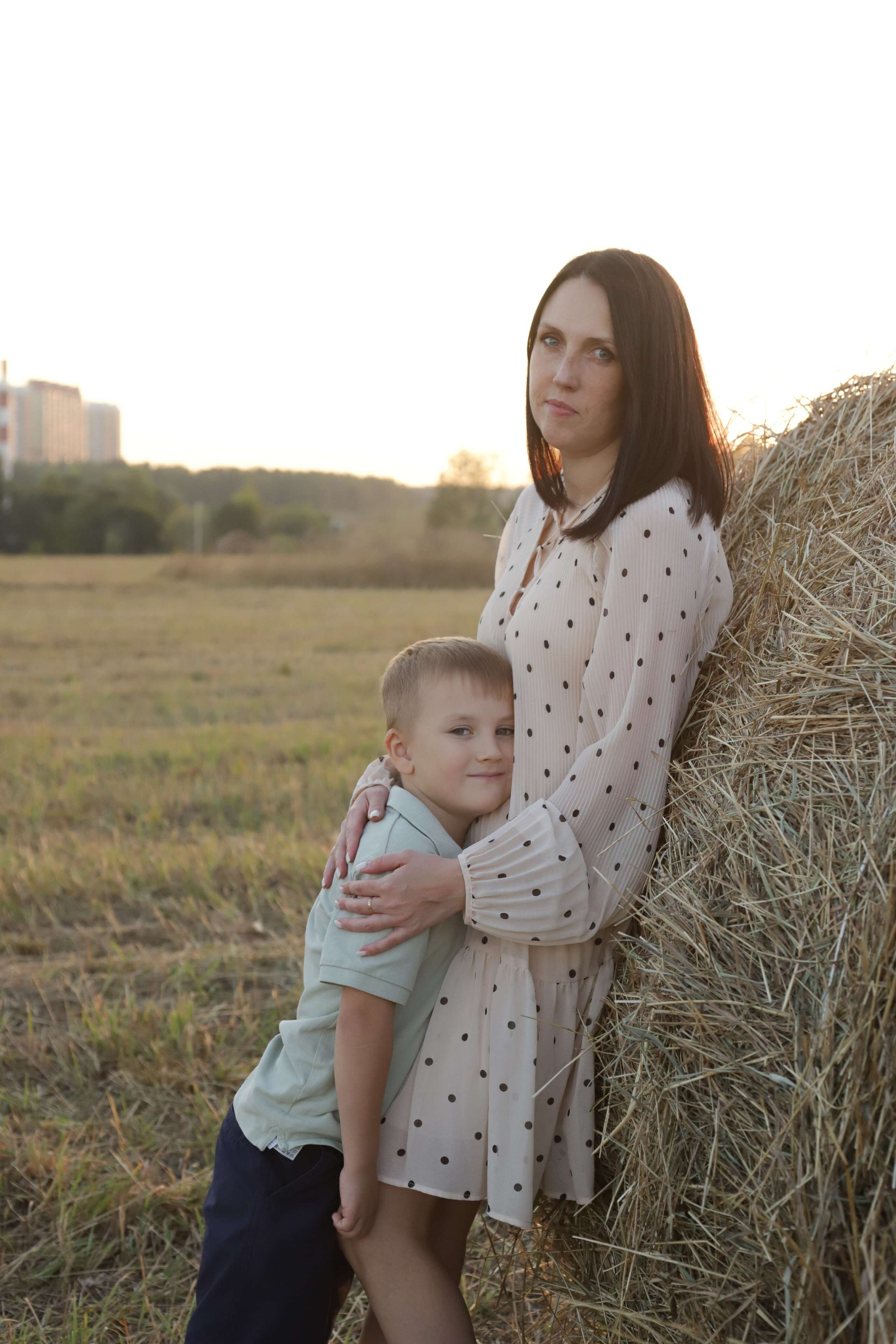 Мама с детьми в поле стога. Диана Николаева — фотограф город Балашиха