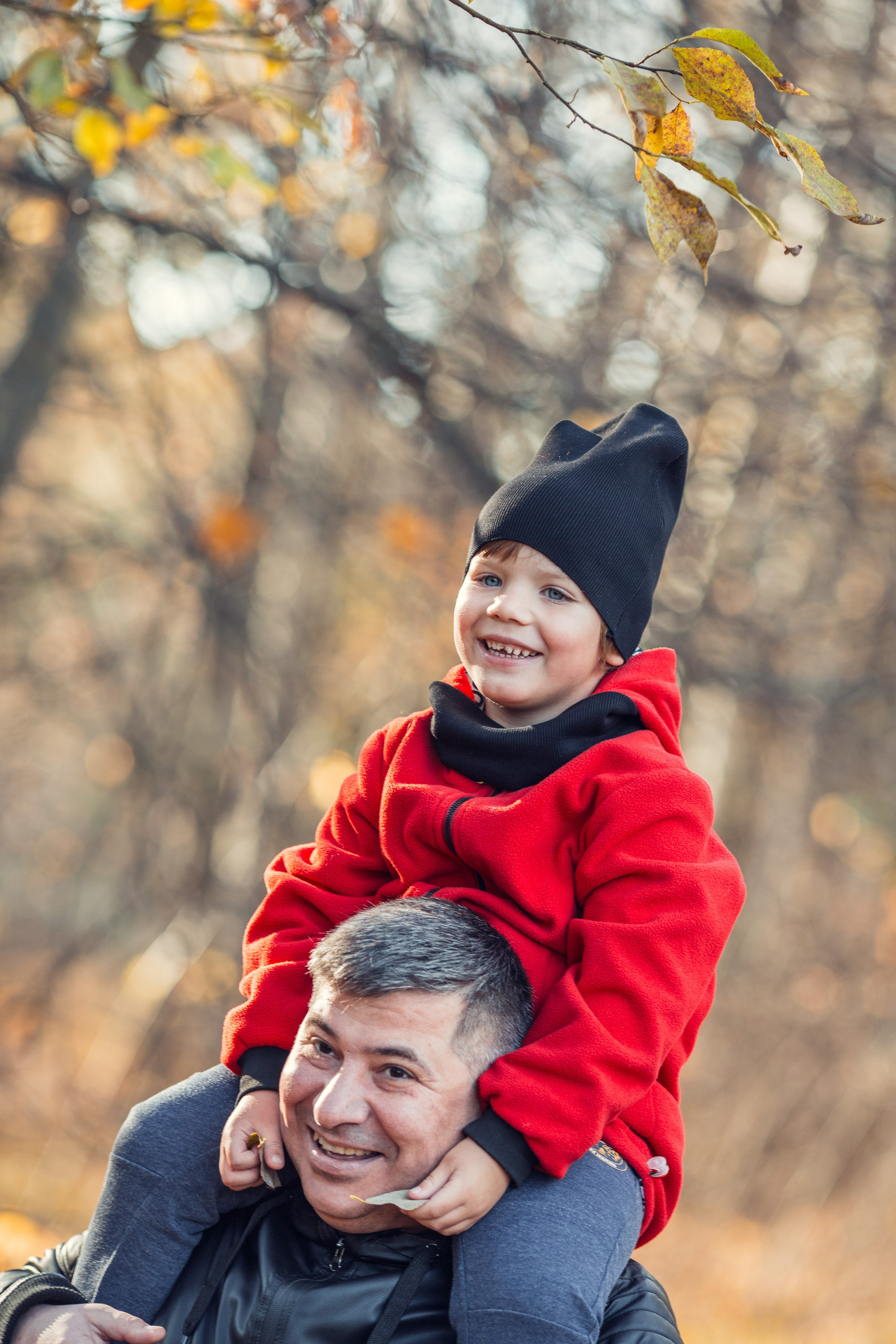 Фотопрогулка семьи в осеннем лесу. Фотограф — Евгений Свистков