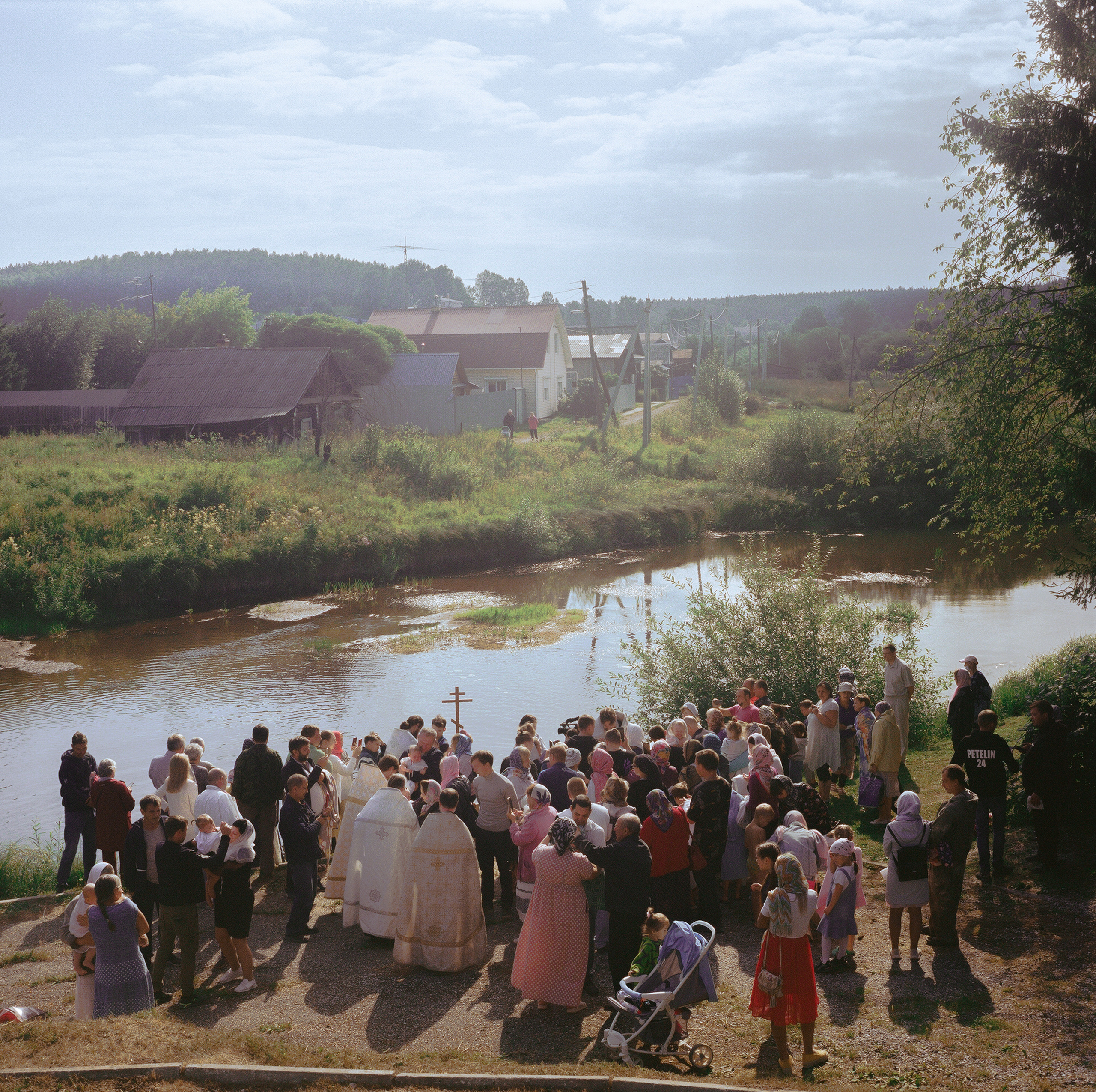 A mass baptism ceremony in the village of Stantsionny-Polevsky on the Day of the Baptism of Russia. For 20 years on the Day of Baptism of Russia in the Knyaz-Vladimirsky church on the Chusovaya River, a rite of mass baptism was held, which at different times was attended by up to 500 people.
