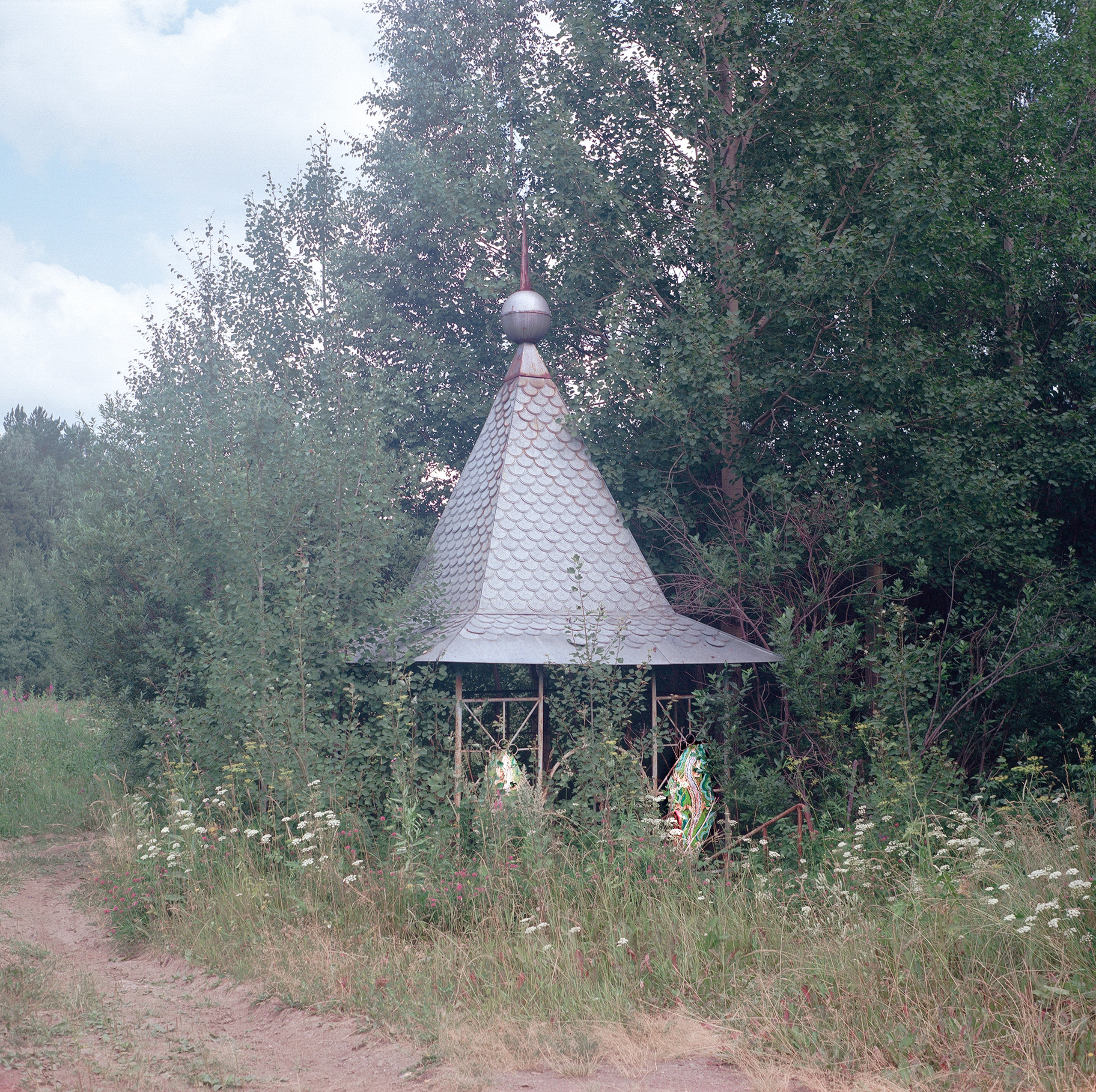 An abandoned structure decorated after the tales of Pavel Bazhov. On the outside you can see images of lizards, inside there is a well. The lizard is a figurative embodiment of the Mistress of the Copper Mountain, the keeper of precious rocks and stones - one of the central characters of Bazhov's works. The lizard is considered the image of the spirit of the mountain, which can point to deposits of copper ore, malachite and precious stones.