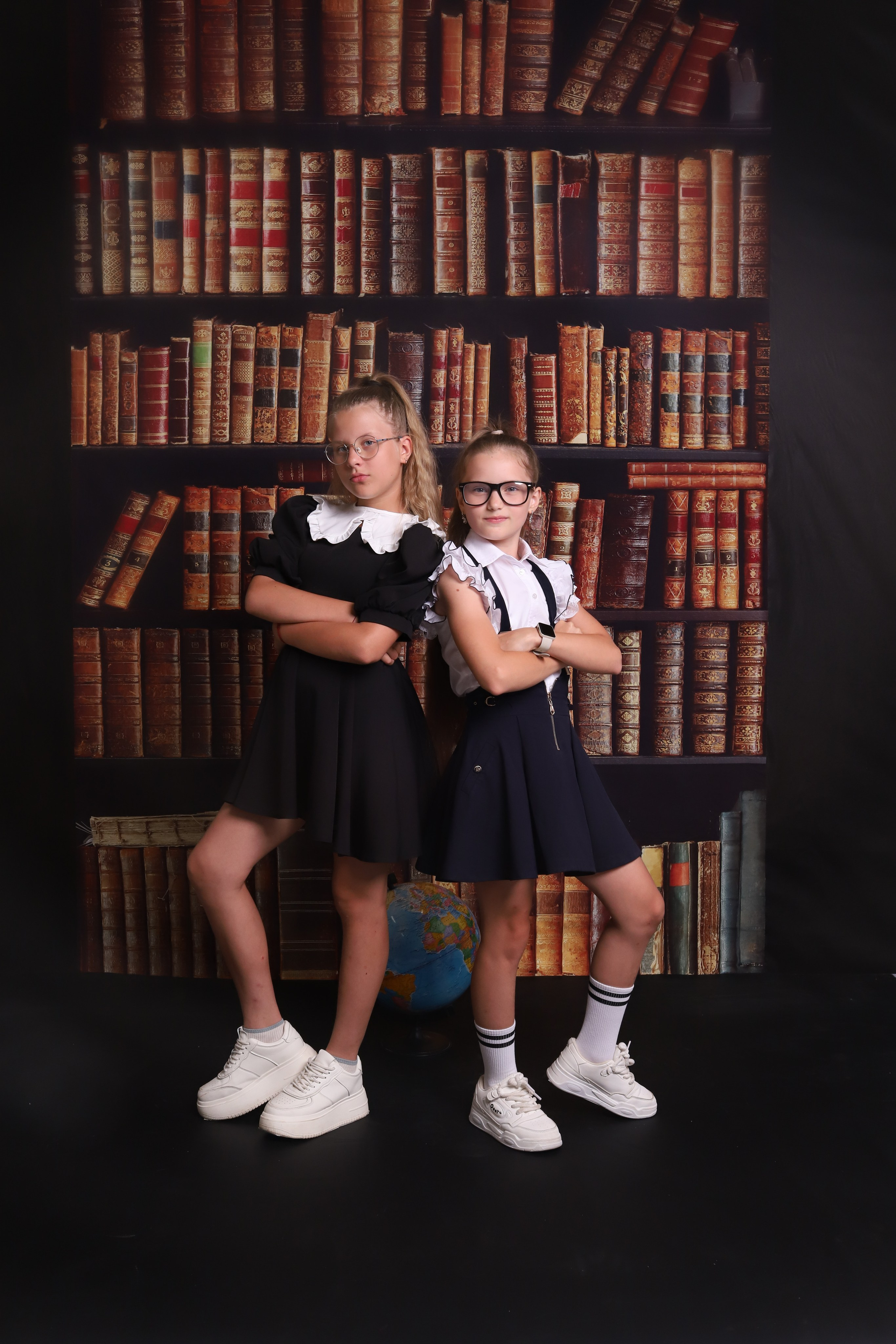 Книжный фон подходит для учебной и контентной Съемки. Фотостудия самообслуживания. Студия без фотографа в Твери