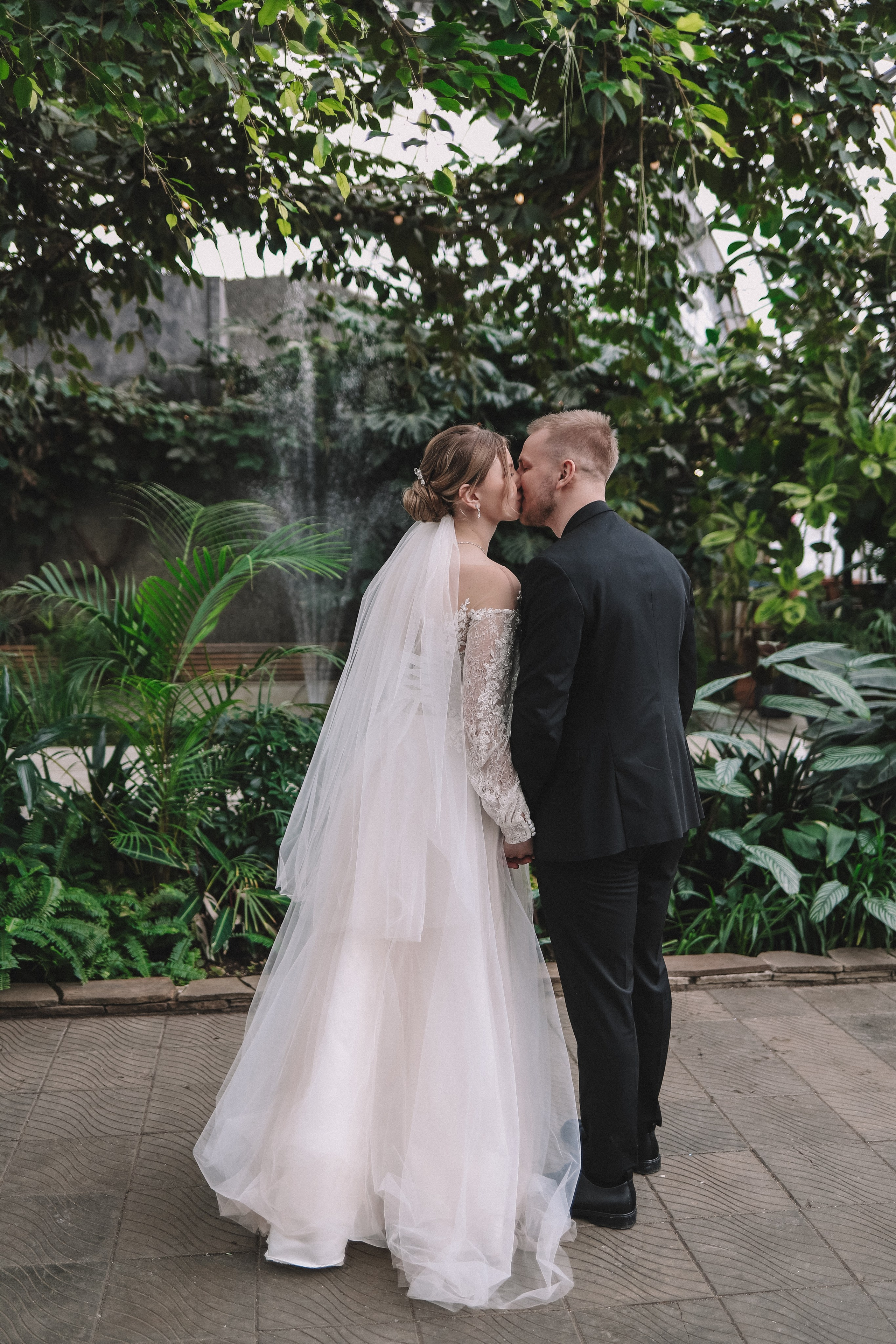 Пара со спины, прогулка в парке, свадебный день