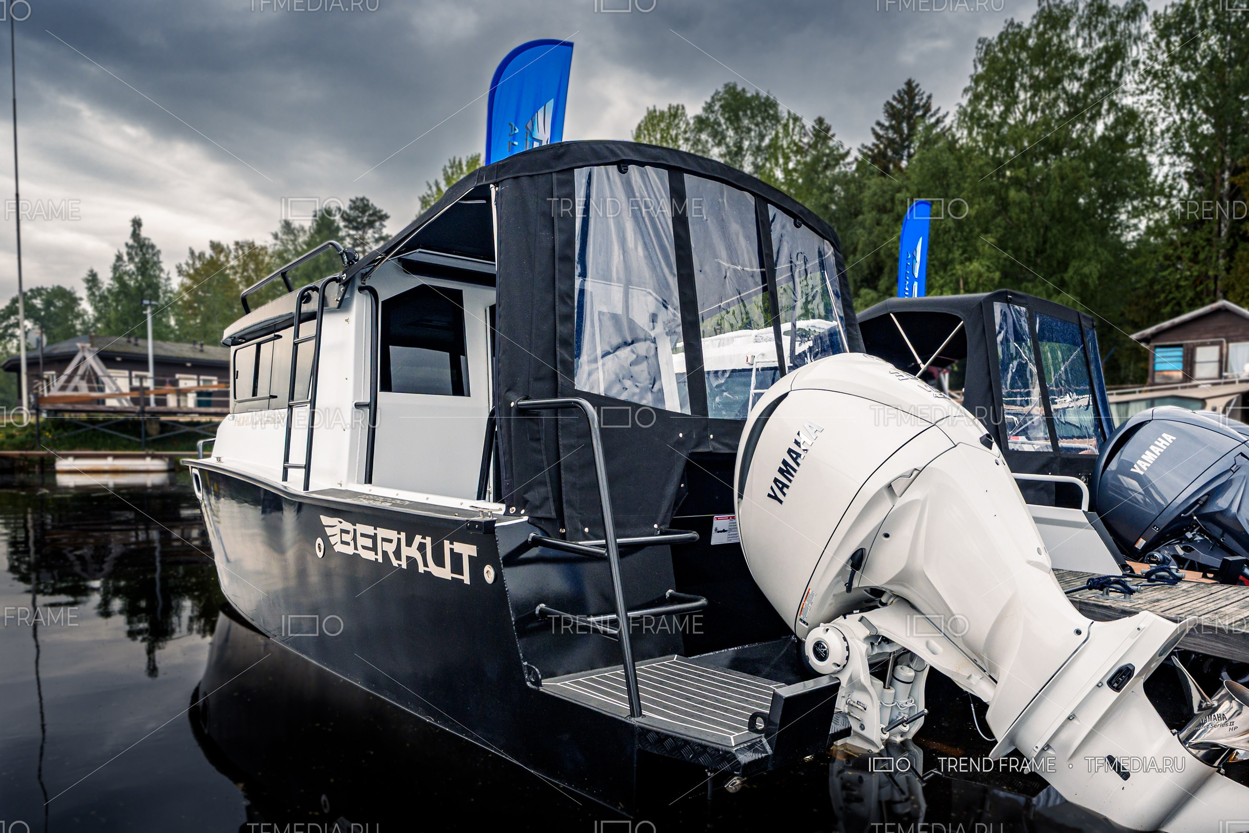 Лодка Berkut NORD CRUISER с мотором Yamaha 300 V8 для дальних путешествий, выставка СПб 2025 (TrendFrame, tfmedia.ru)