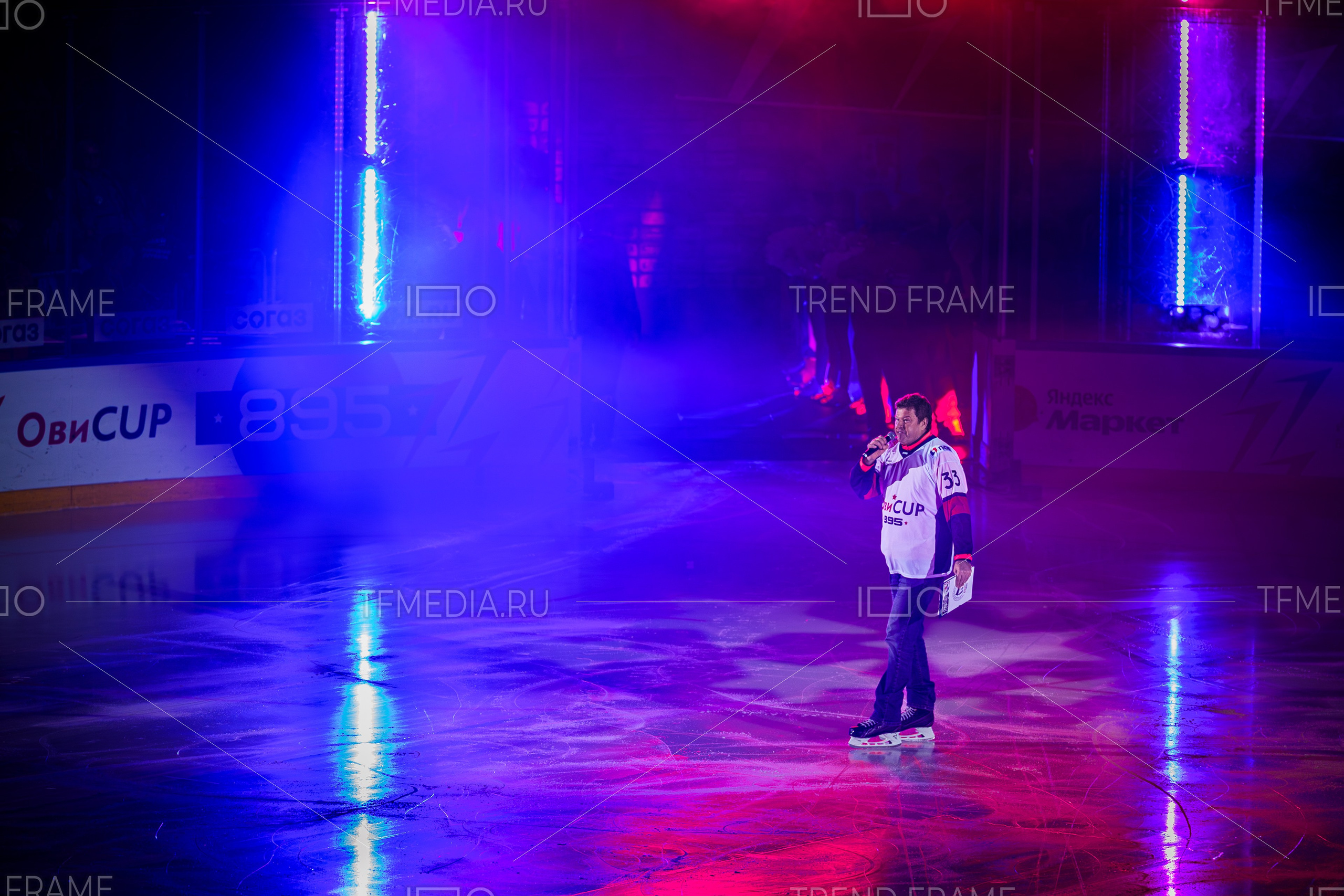 Открытие финала Кубка Овечкина 2025 по хоккею в Мытищах — Дмитрий Губерниев с приветственным словом на льду. Премиальные спортивные фото TrendFrame.