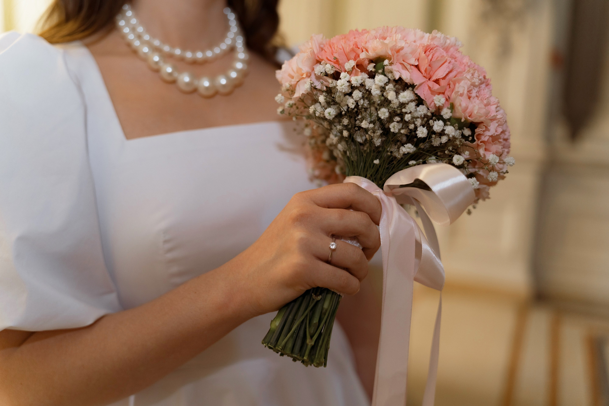 Невеста держит свадебный букет, детали образа невесты
