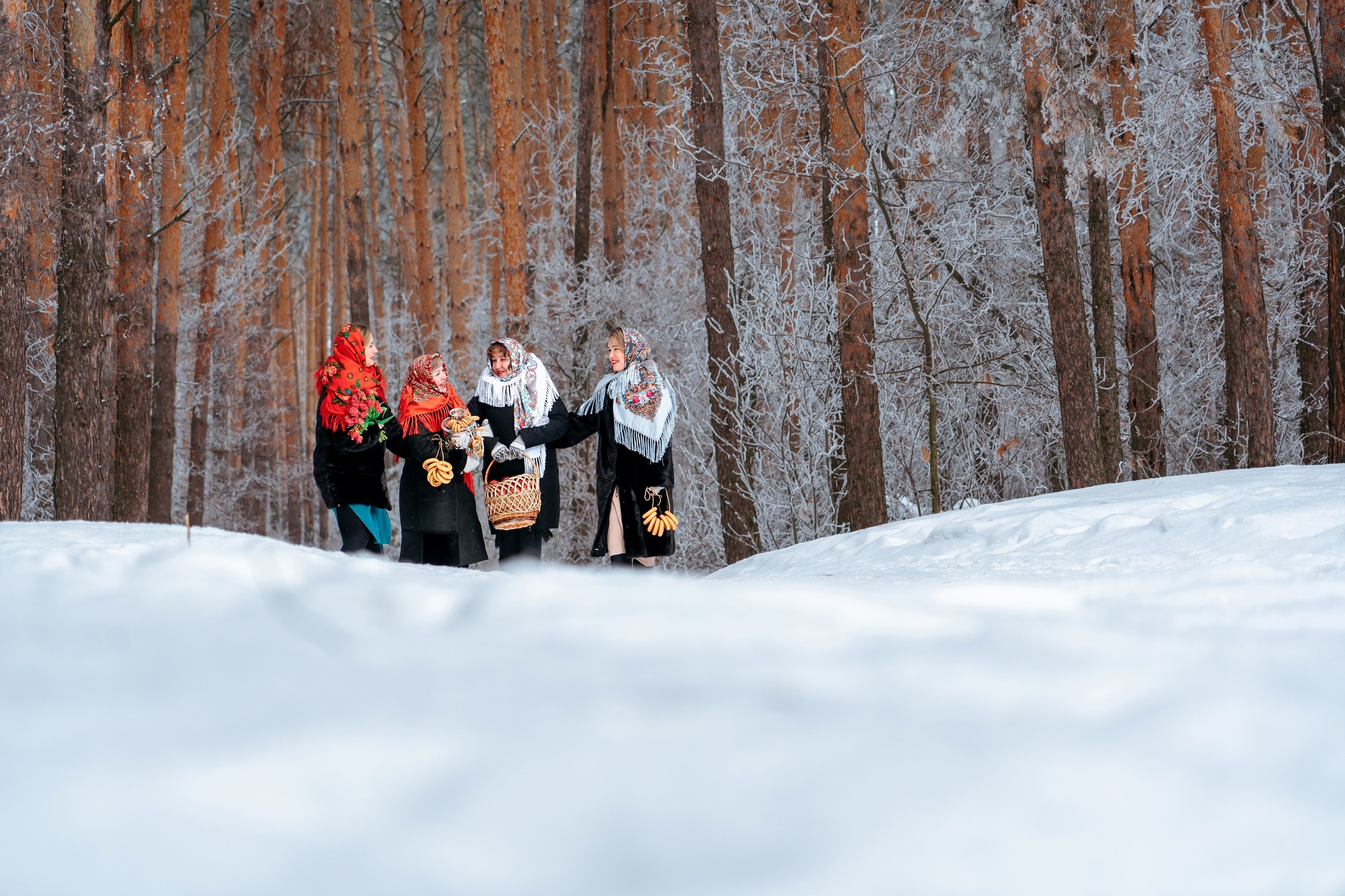 Русские женщины в зимнем морозном лесу
