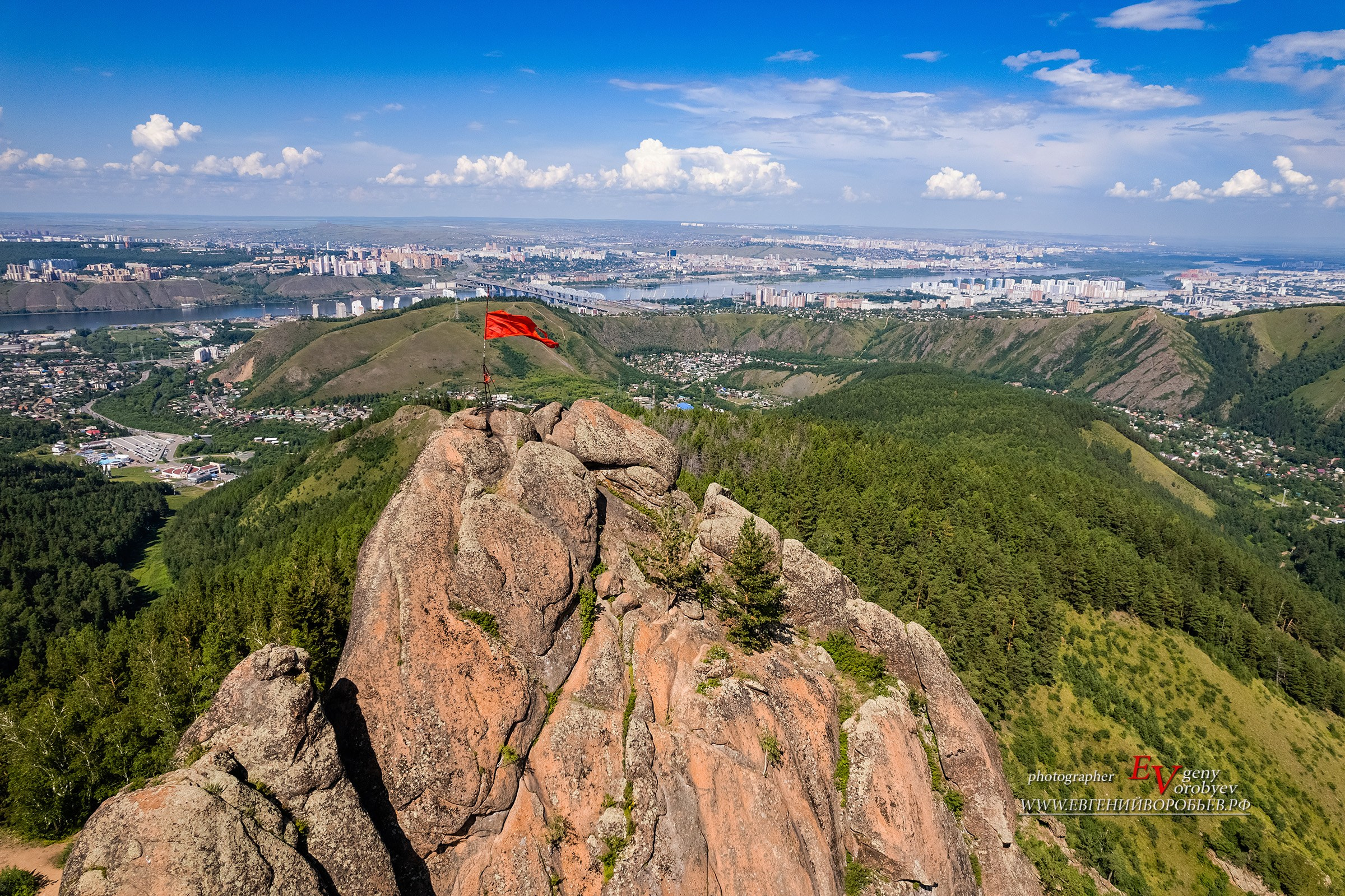 заказать онлайн экскурсионное обслуживание трансфер на комфортабельном автобусе индивидуальный тур Красноярск экскурсии фото интересные места что посмотреть куда сходить что посетить достопримечательности Красноярска фототур фотосессия аренда кабриолета аренда микроавтобуса трансфер цена заказать экскурсию программа маршрут смотровые площадки видовые красивые места Национальный парк заповедник Столбы Дивногорск Красноярская ГЭС путешествие туристический маршрут место силы Часовня Параскевы Пятницы Коммунальный мост остров Татышев Бобровый лог Николаевская сопка набережная Енисея село Овсянка музей Астафьева Караульная гора Виноградовский мост гид экскурсовод индивидуальная экскурсия фотосъемка виды на Енисей фанпарк Бобровый лог парк флоры и фауны Роев ручей Торгашинский хребет скала Такмак вантовый мост куда сходить цены расписание