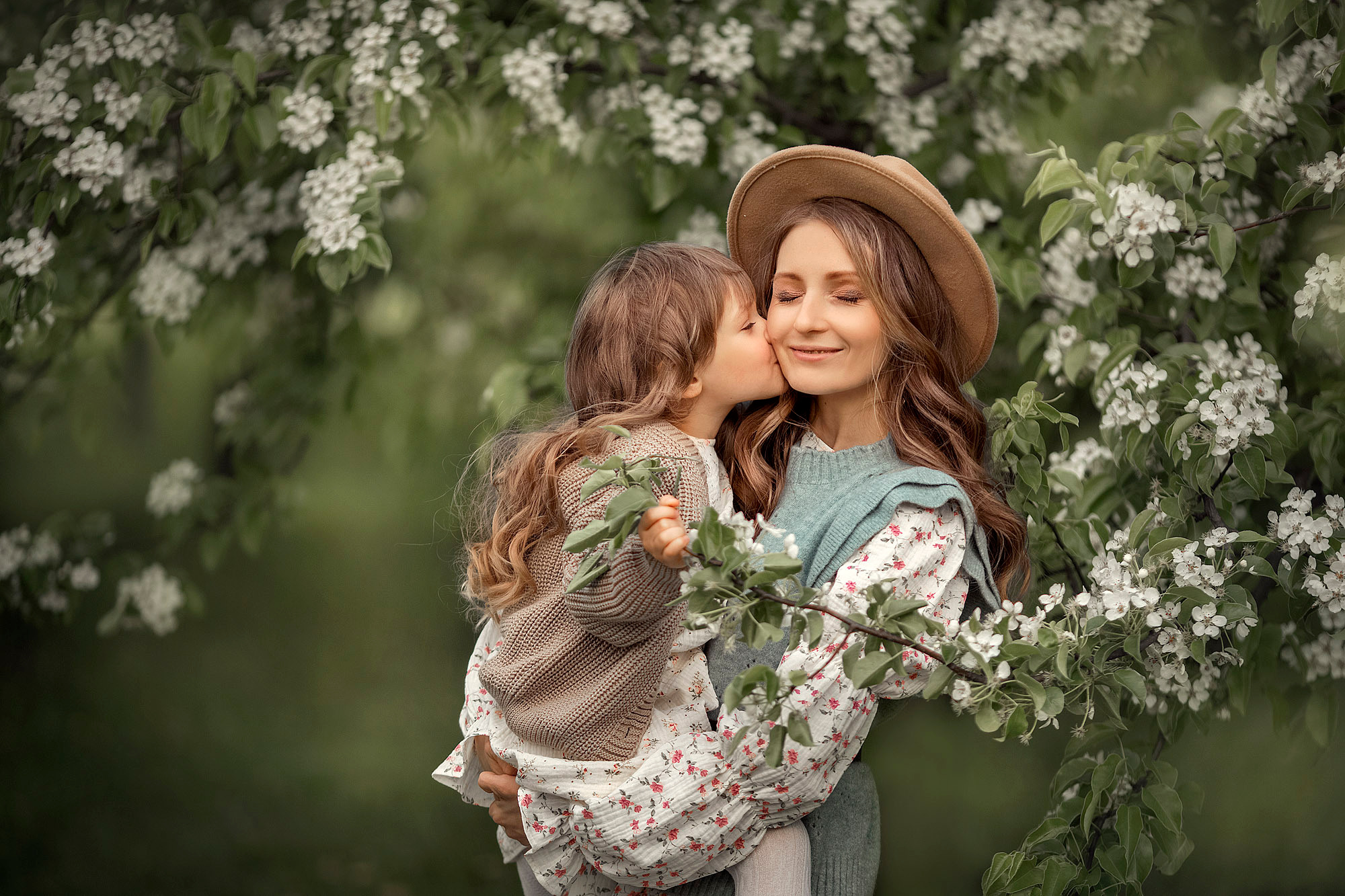 Семейная фотосессия в цветущем саду. Tatyana Nadezhdina Family photographer
