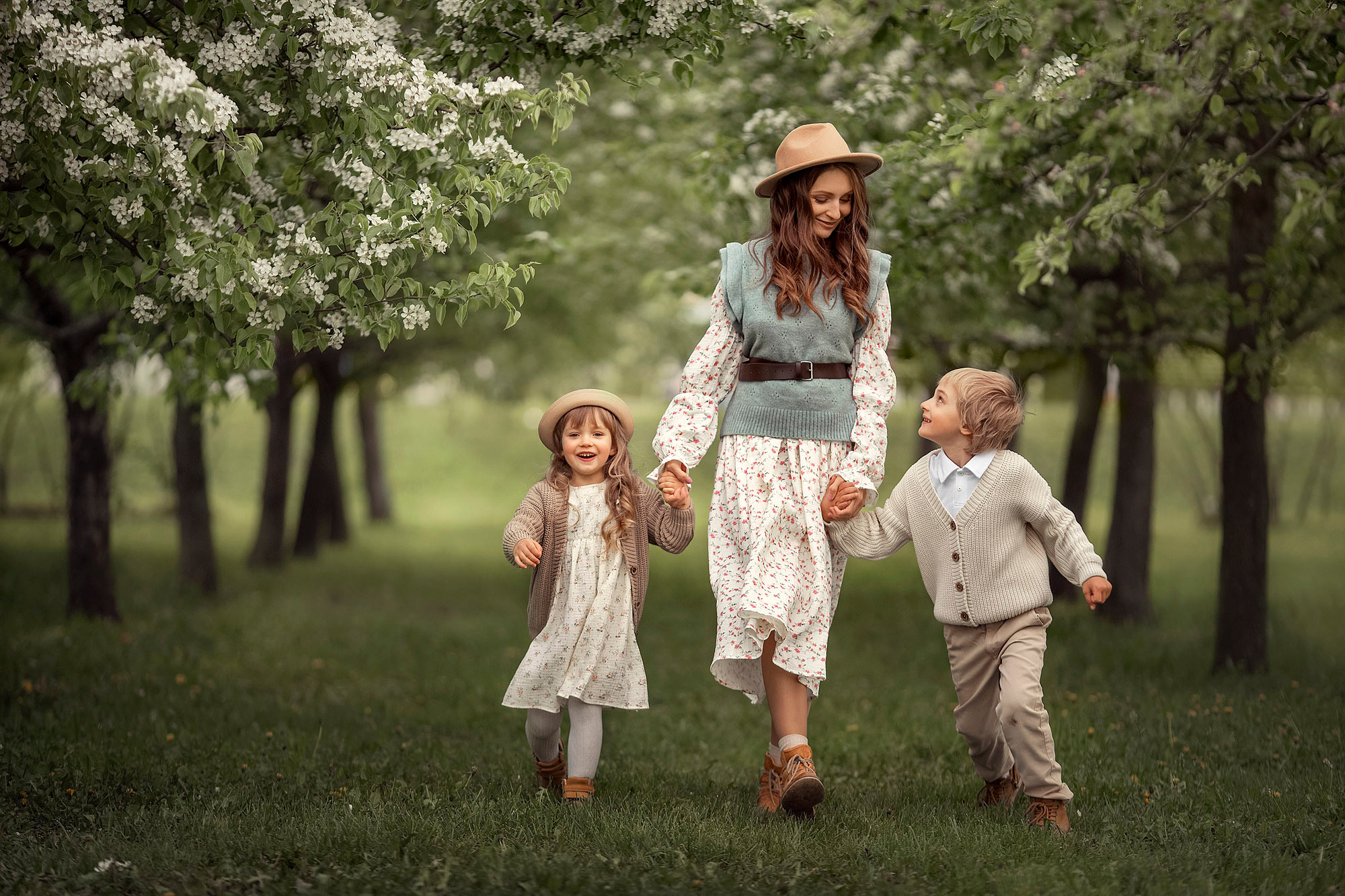 Семейная фотосессия в цветущем саду. Tatyana Nadezhdina Family photographer