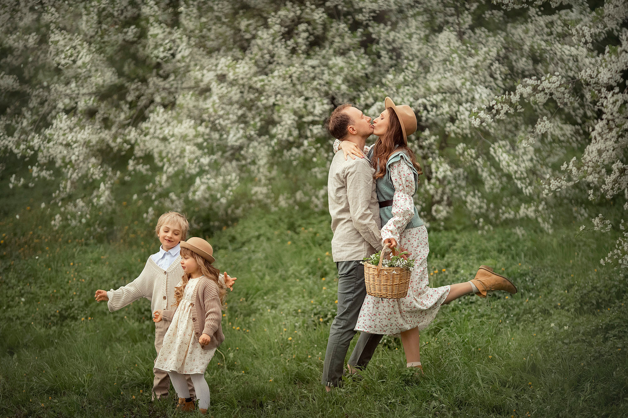 Семейная фотосессия в цветущем саду. Tatyana Nadezhdina Family photographer
