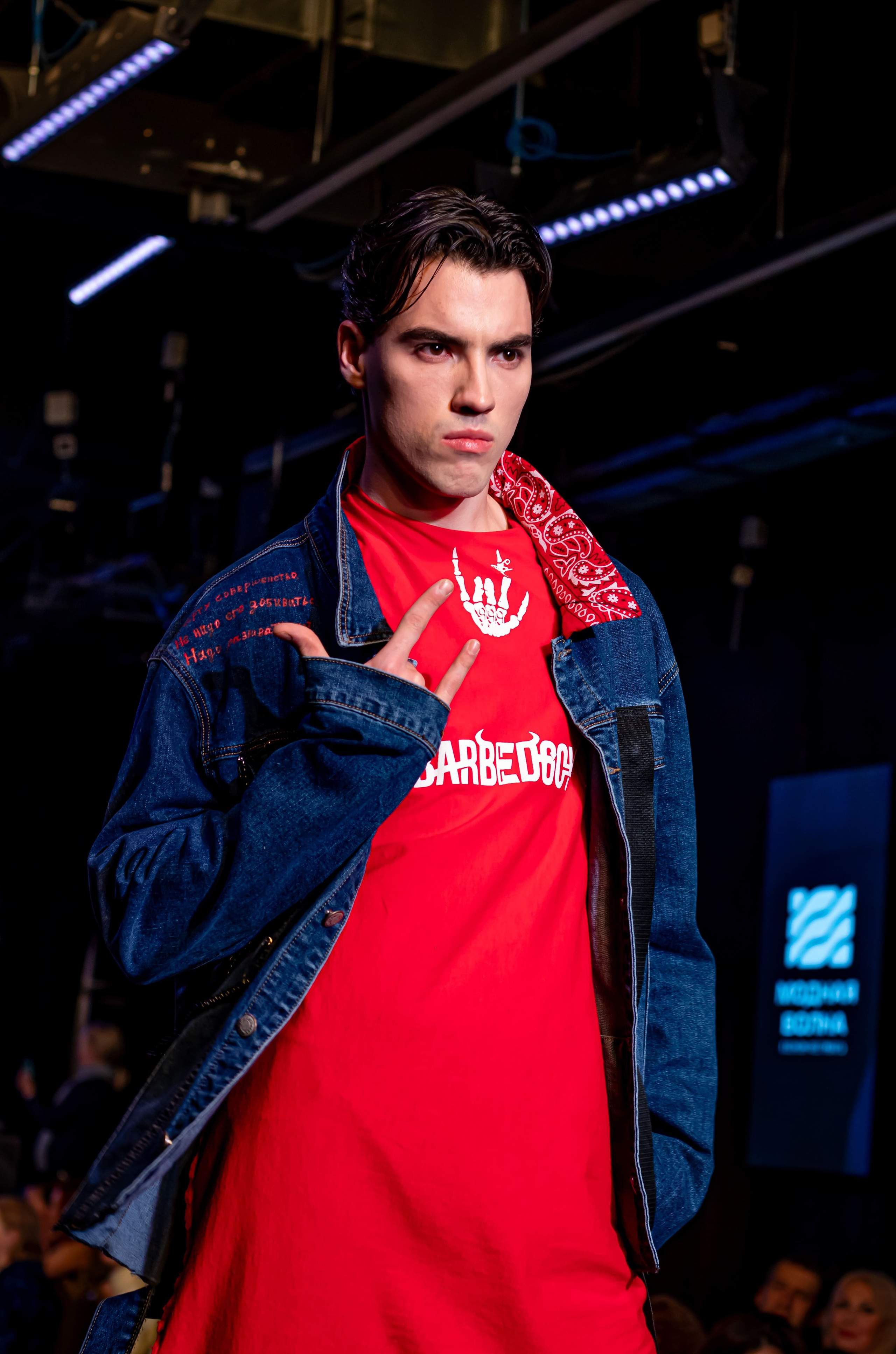 Модель в спортивно-модном образе на подиуме — съёмка показа «Модная волна», Москва