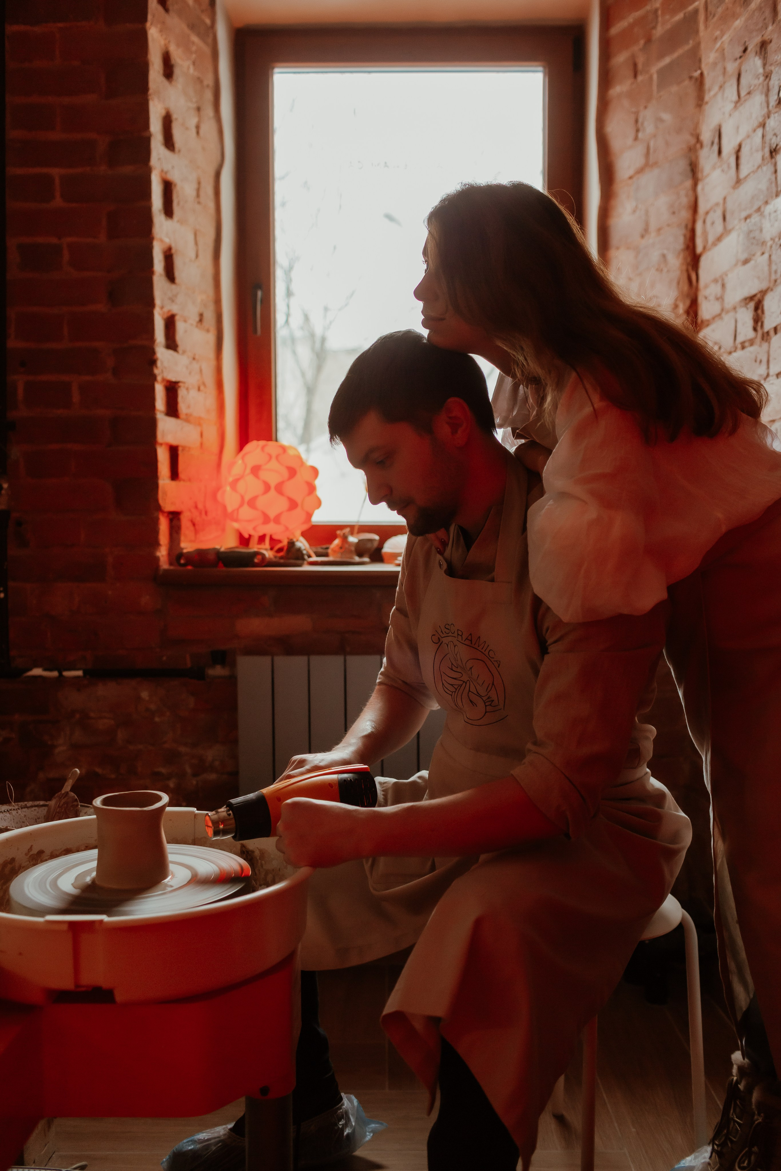 Свидание в гончарной мастерской. Они попросили не подглядывать. Но я смотрел. Свадебный и репортажный фотограф в Ярославле и Санкт-Петербурге Роман Микрюков