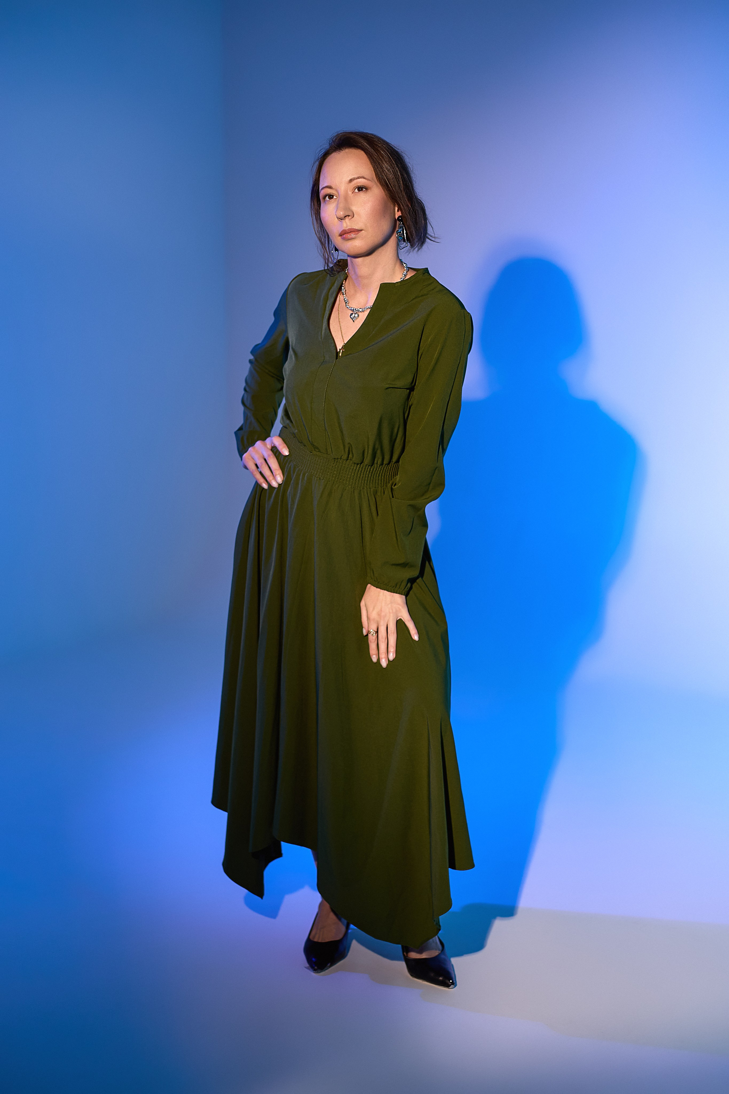 Лаконичное платье свободного кроя с акцентом на линии талии.