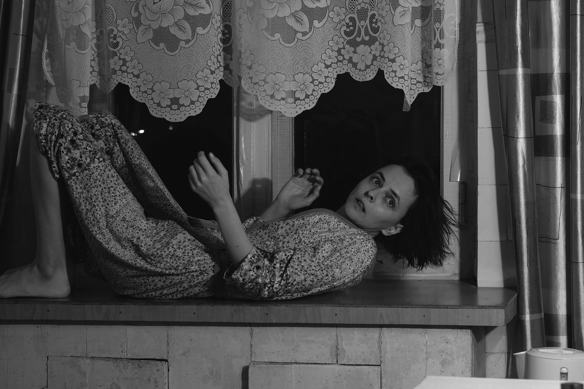 Черно-белый портрет испуганной девушки