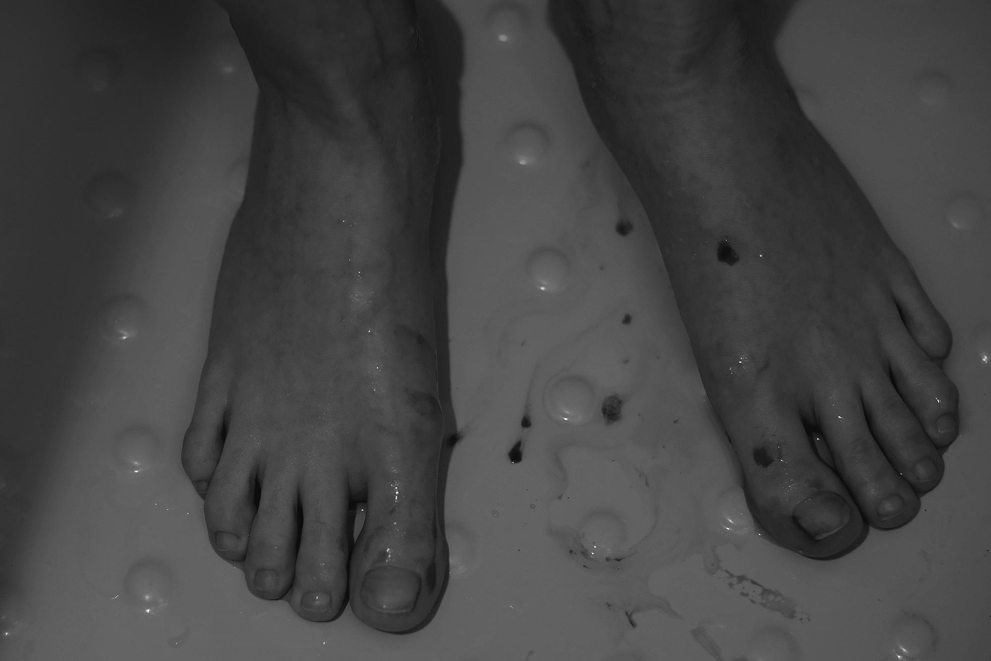 Черно-белая фотография ног