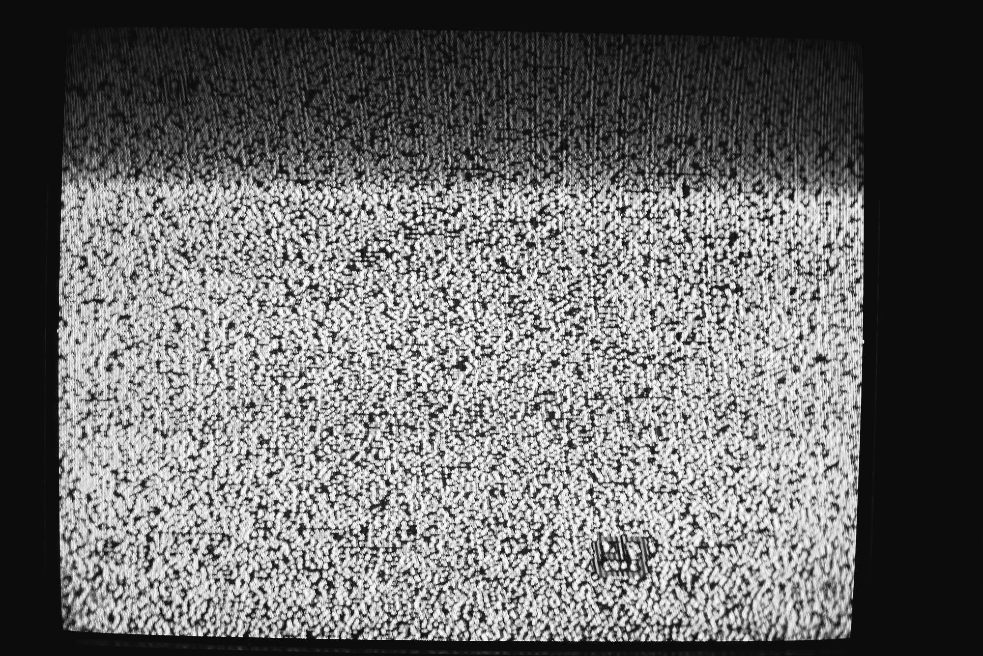 Фотография телевизора с помехами