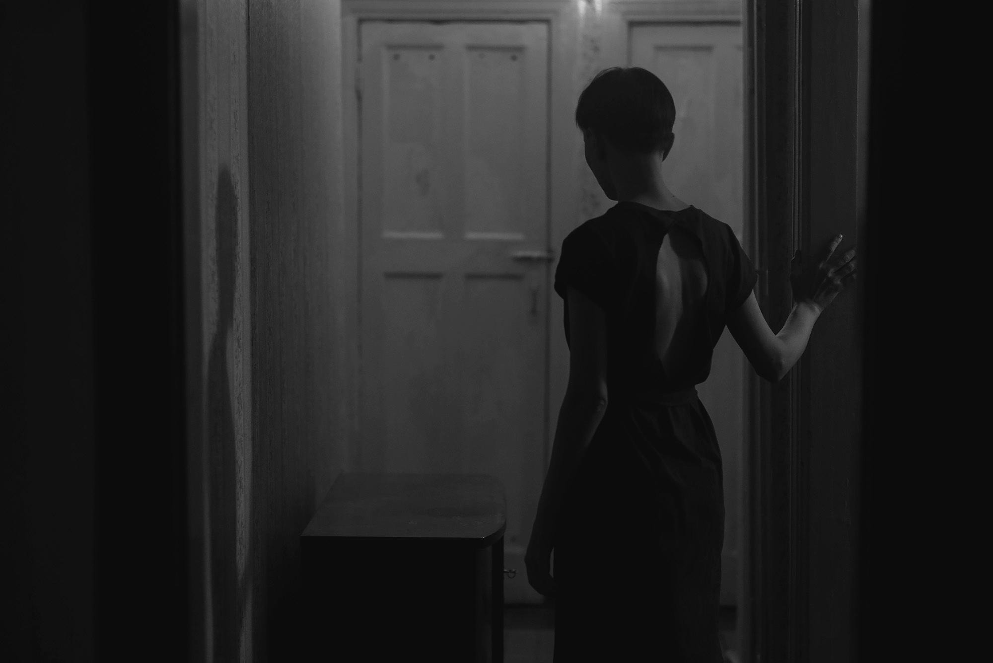 Портрет девушки в комнате