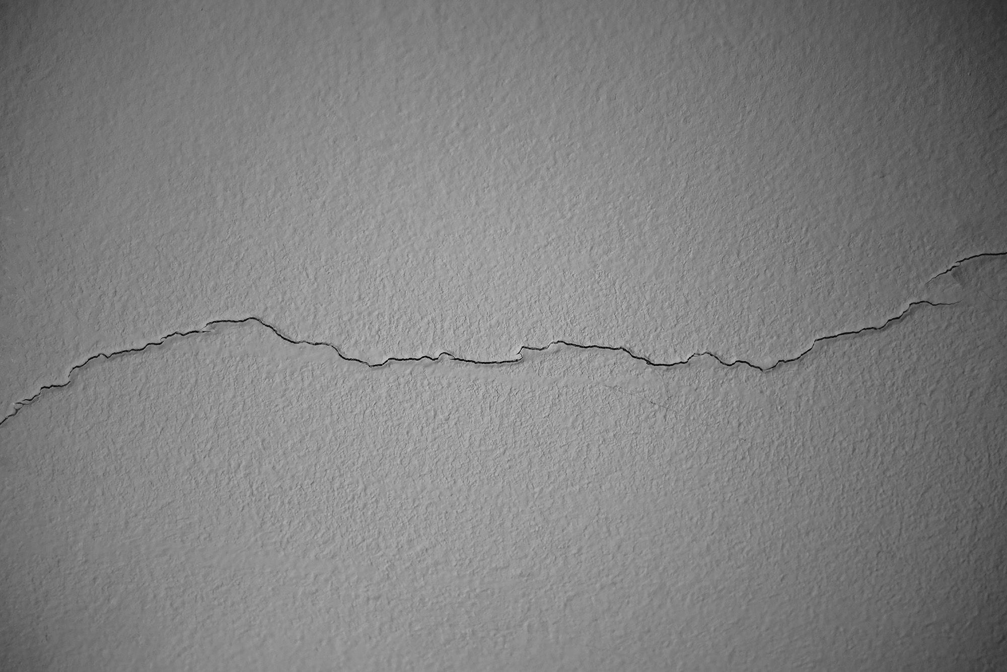 Фотография трещины на стене