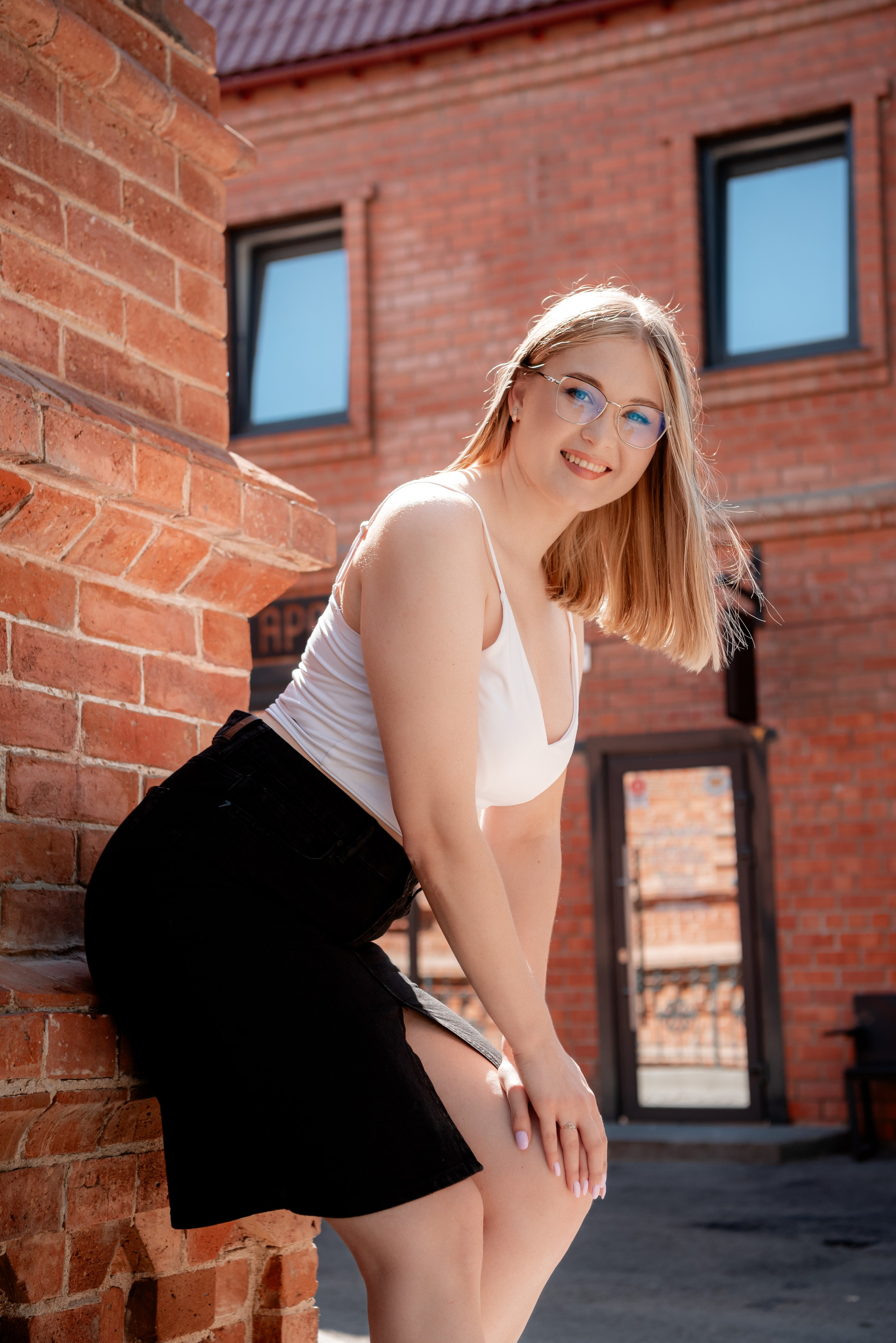 Красивая девушка на фоне красных кирпичных стен