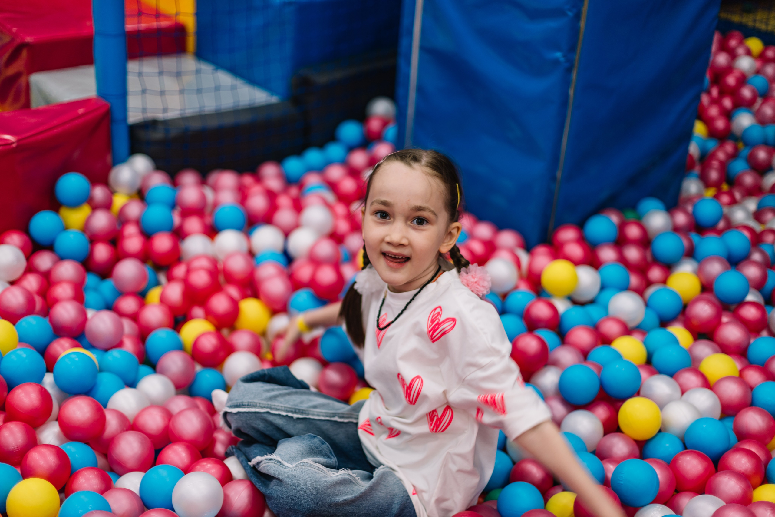 Мадина в цветущем парке. Семейный и детский фотограф в Хабаровске Алевтина Проскурякова