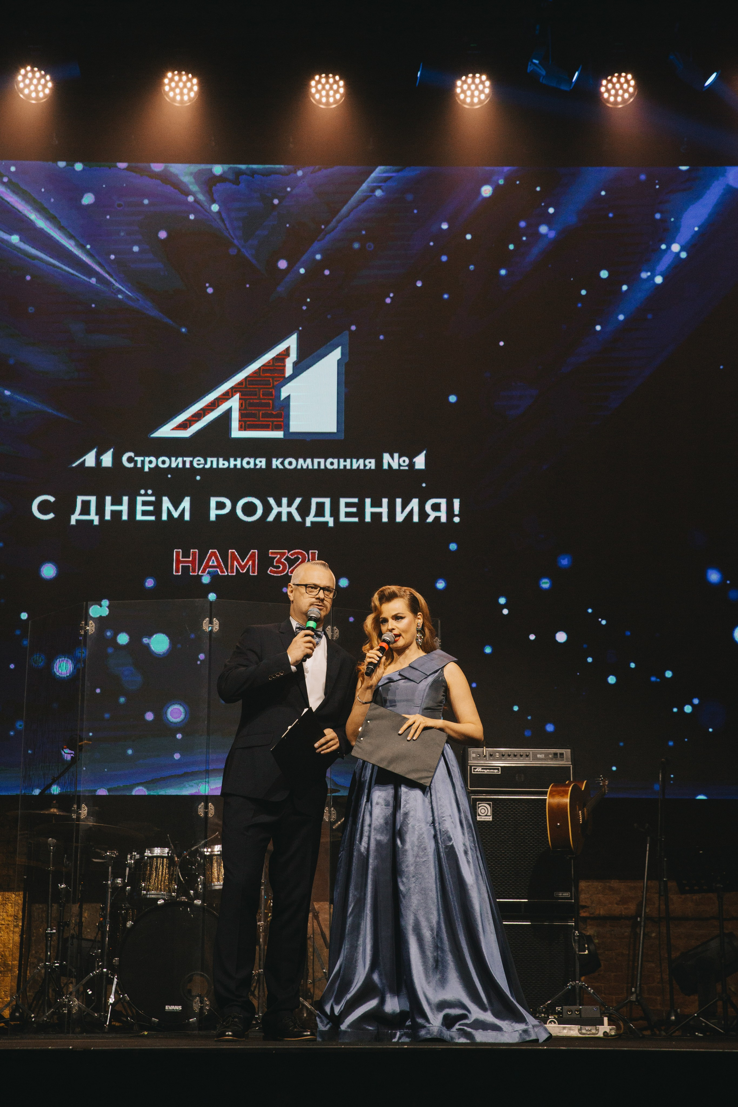 Ведущие на сцене корпоратива Loft Hall