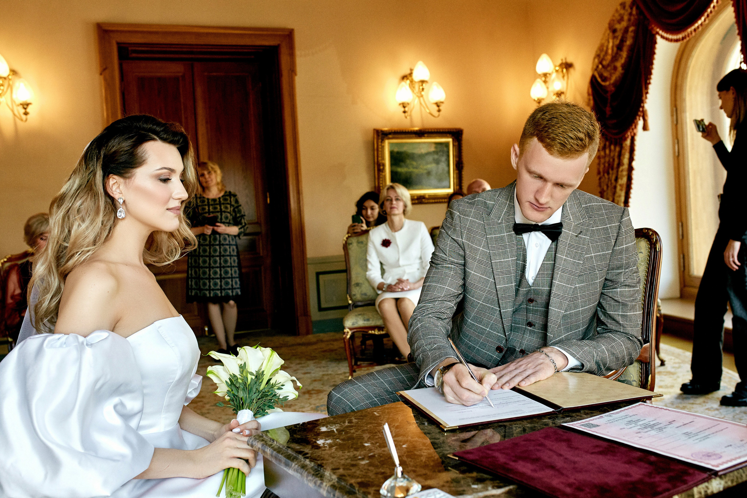 Фотограф в ЗАГС на роспись, заказать услуги свадебной фотографии — Цены и стоимость услуг профессионального фотографа на фотосъёмку в ЗАГСе