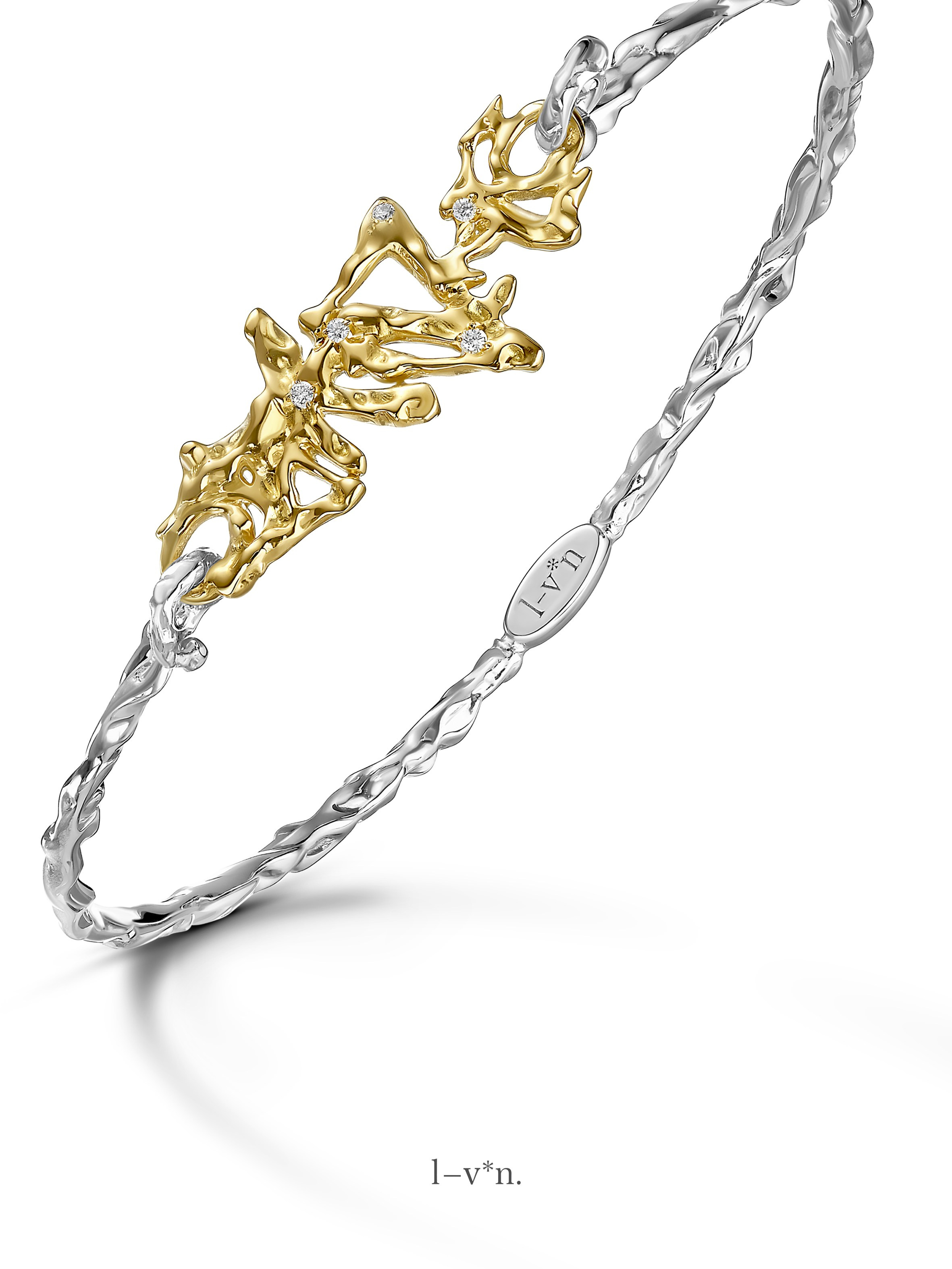 Профессиональная предметная фотосъёмка ювелирного браслета La voie Nomade — фотограф Ринат Каримов, Алматы. Акцент на деталях и текстуре металла.