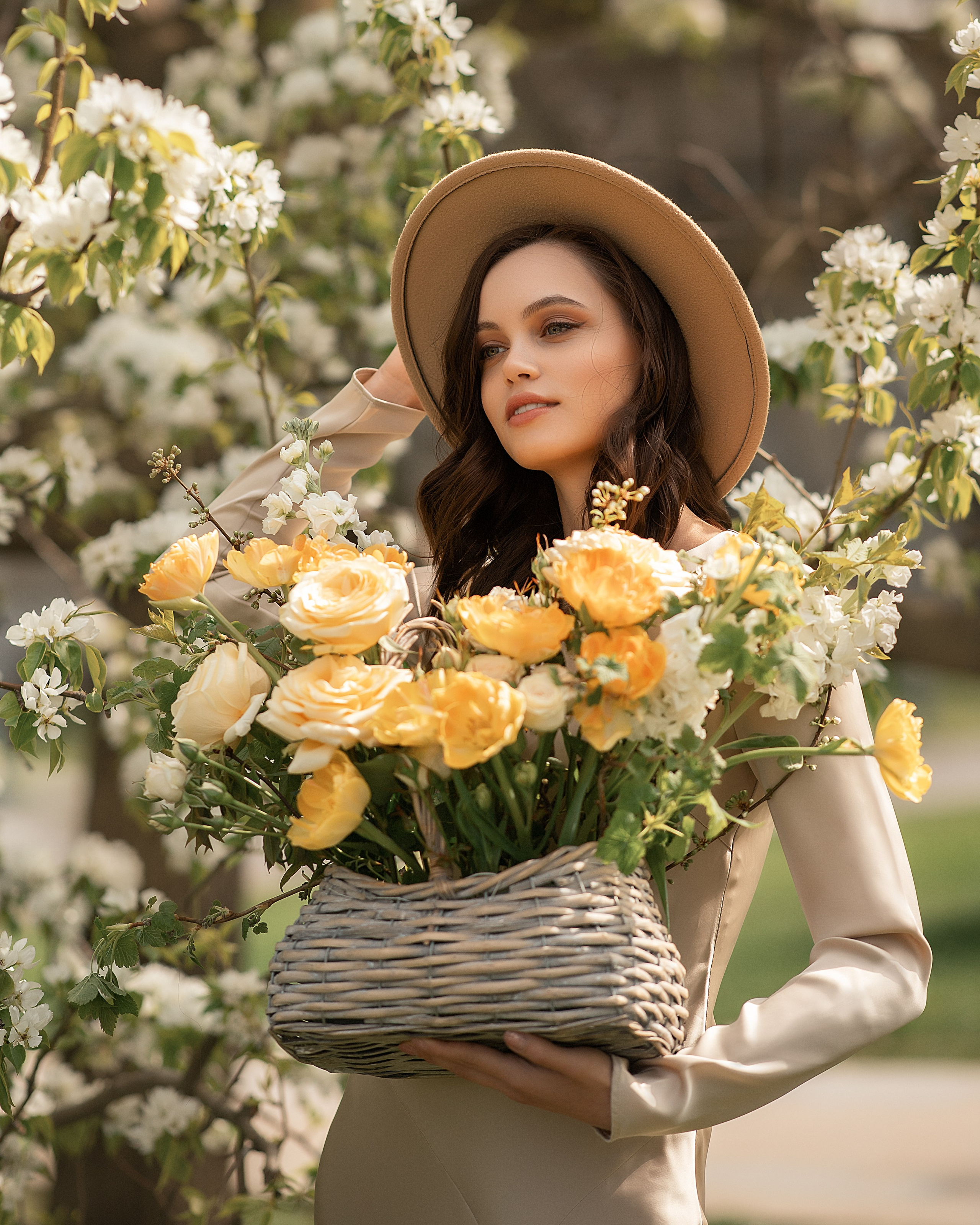 Фотосессия девушки в цветении. Женский фотограф в Москве Богдашкина Динара