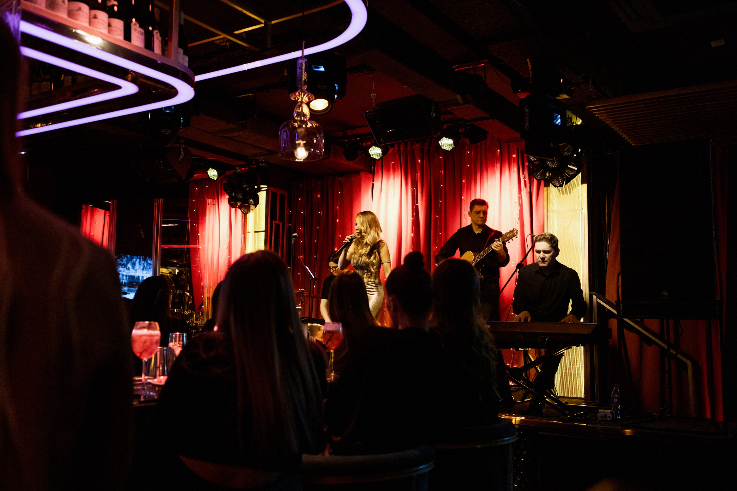 YANA URBAN: сольный концерт в «Анжелика Wineroom». СВОИ. ФОТООТЧЕТЫ-СОБЫТИЯ-МЕСТА