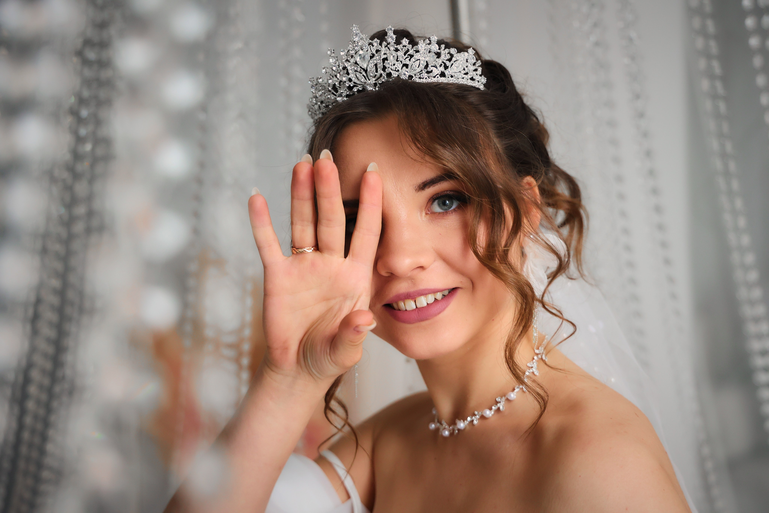 невеста улыбается