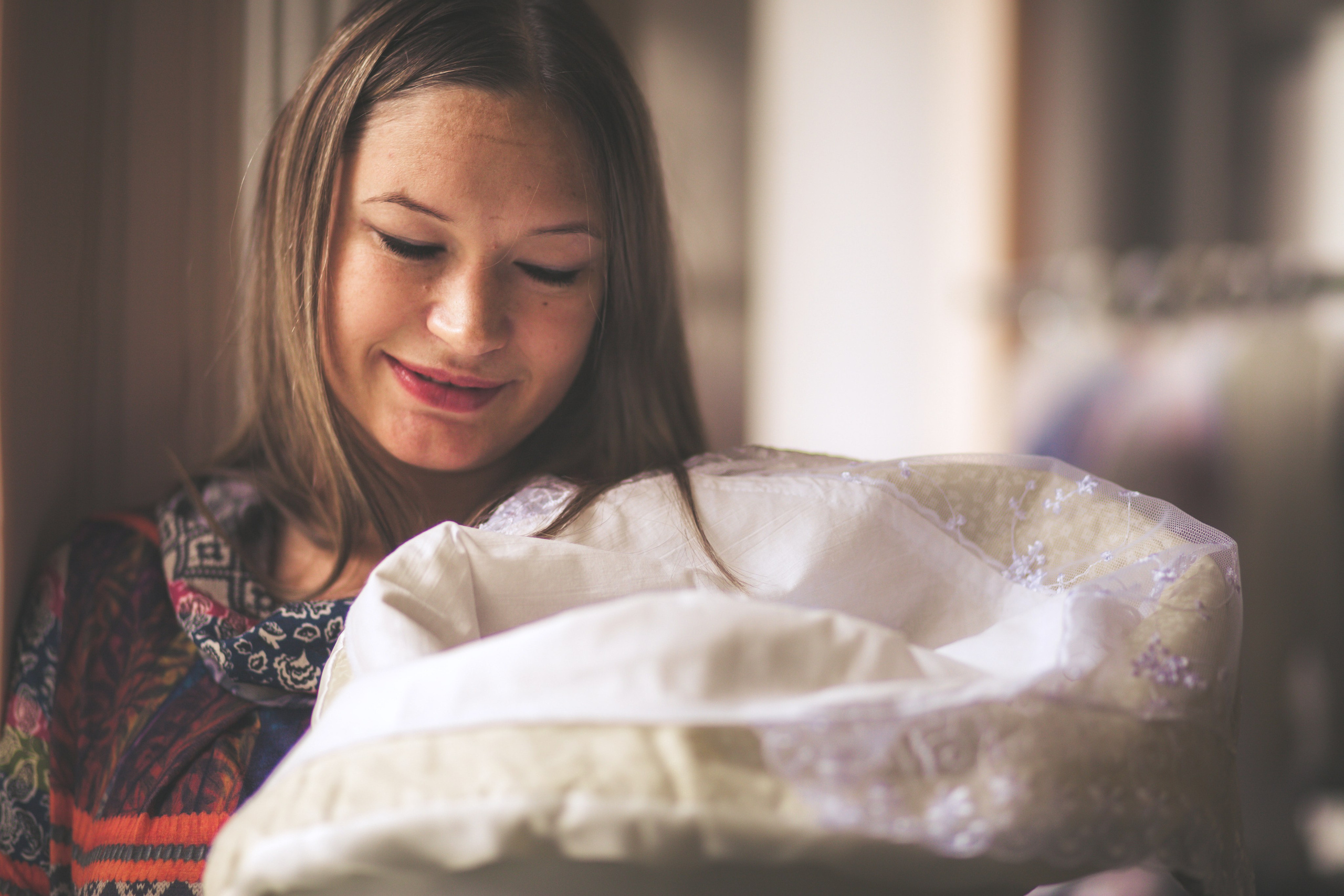 выписка из роддома - мама с младенцем