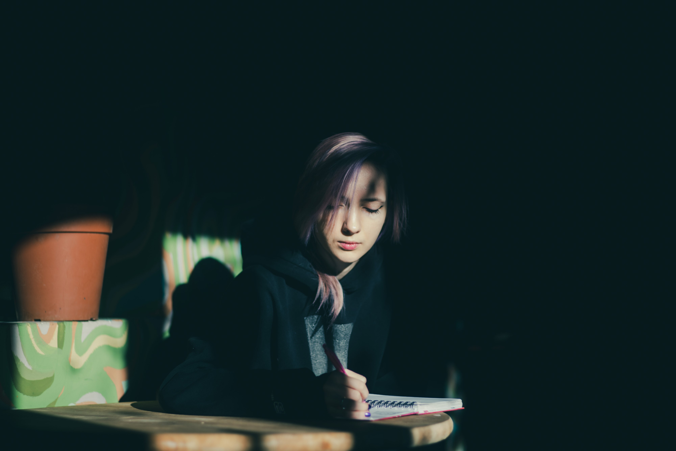 Анна, художница. Портрет за работой