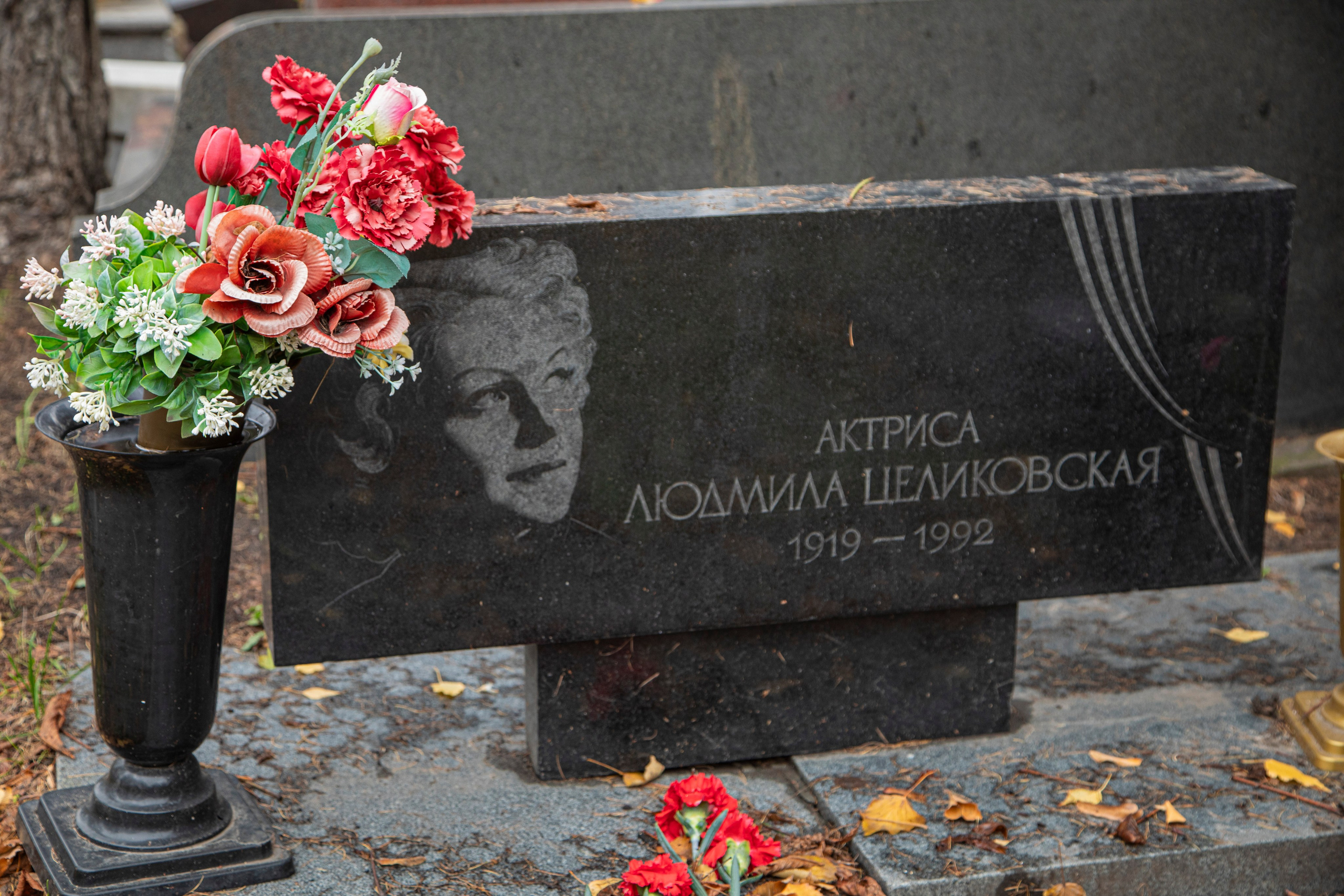 Осенняя прогулка по Новодевичьему кладбищу. Фотограф Сергей Ловкий