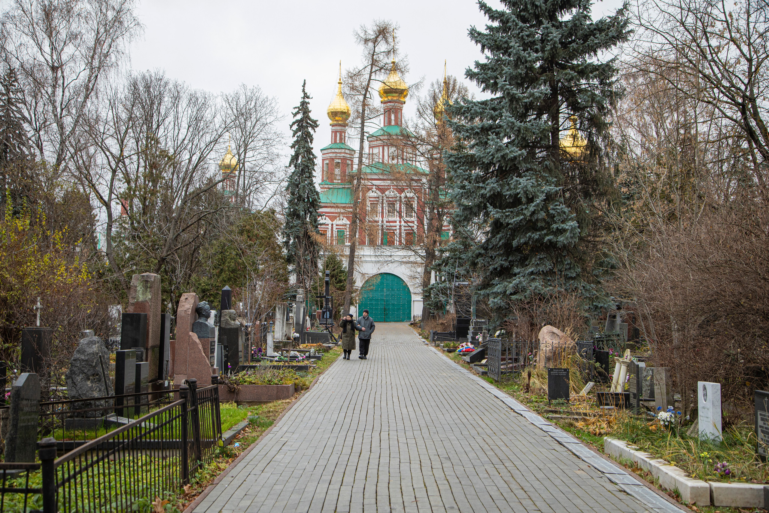 Осенняя прогулка по Новодевичьему кладбищу. Фотограф Сергей Ловкий