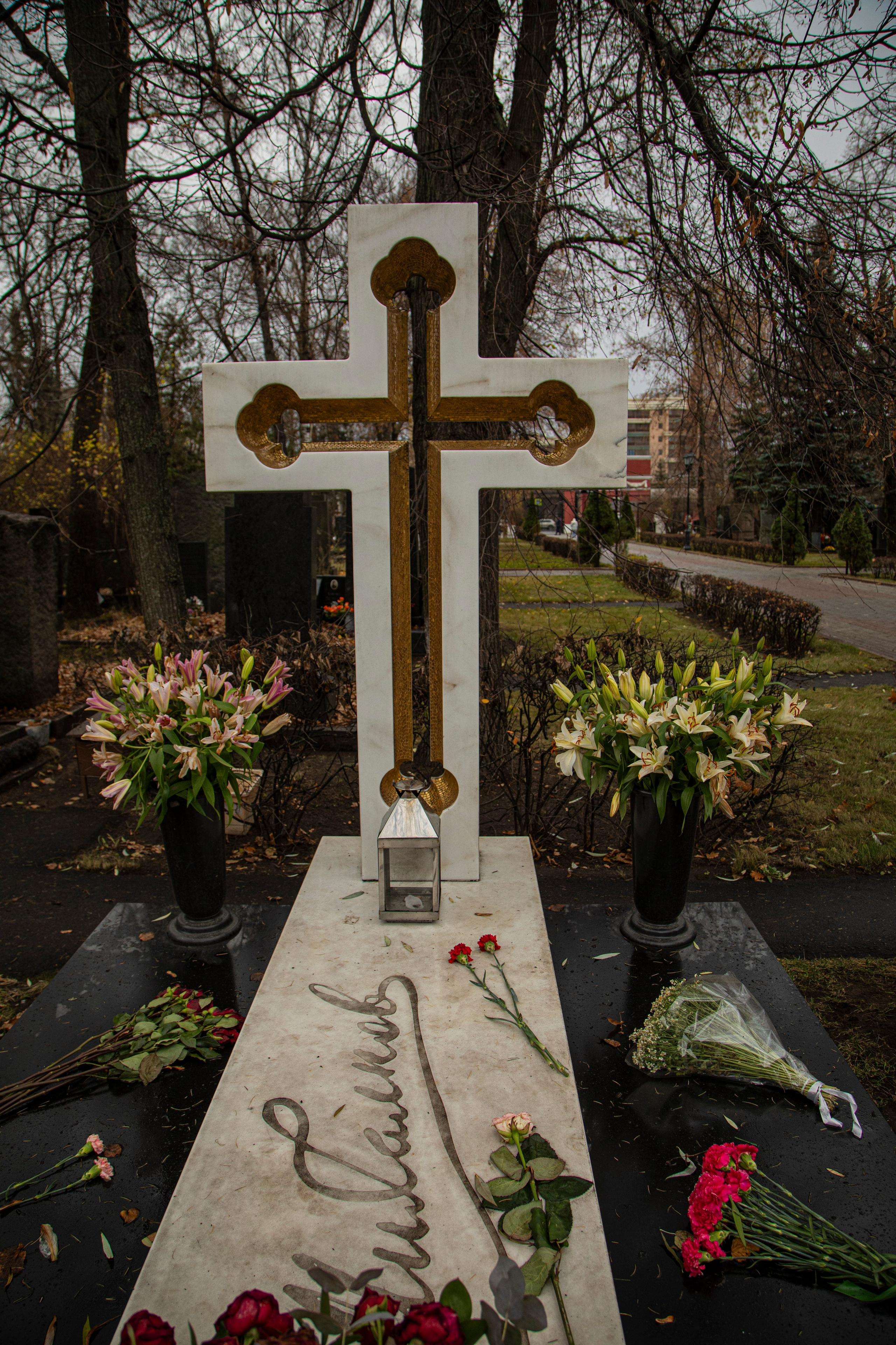 Осенняя прогулка по Новодевичьему кладбищу. Фотограф Сергей Ловкий