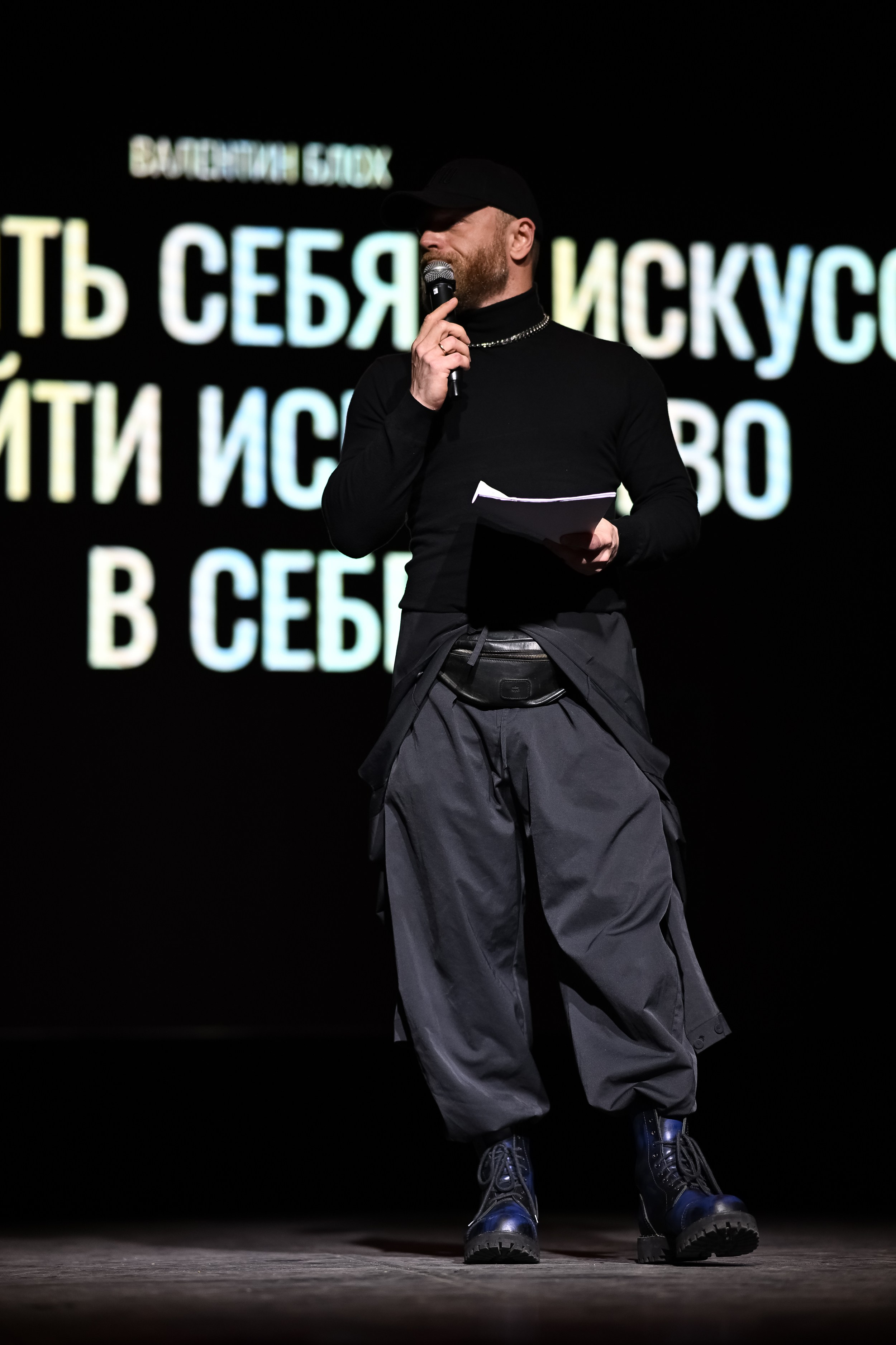 Валентин Блох делает вдохновляющую речь о творчестве на Portfolio Party 2025