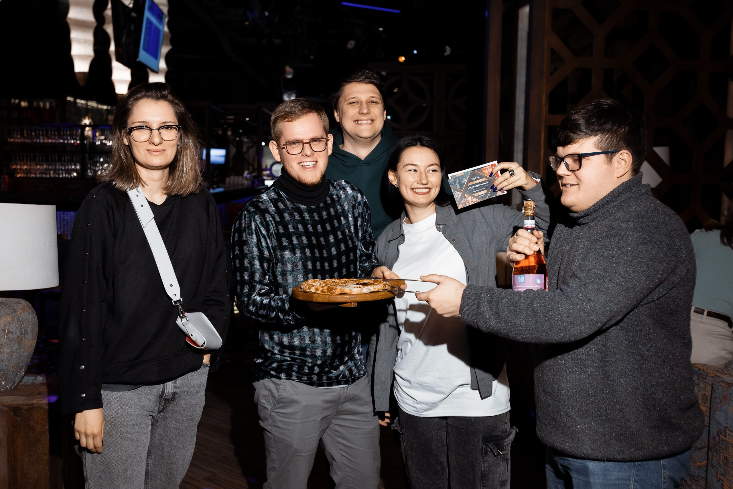 Репортажная фотосъемка квиз-шоу ЛИГА ИНДИГО в ресторане Пахвала. Фотограф в Санкт-Петербурге — Сергей Петров